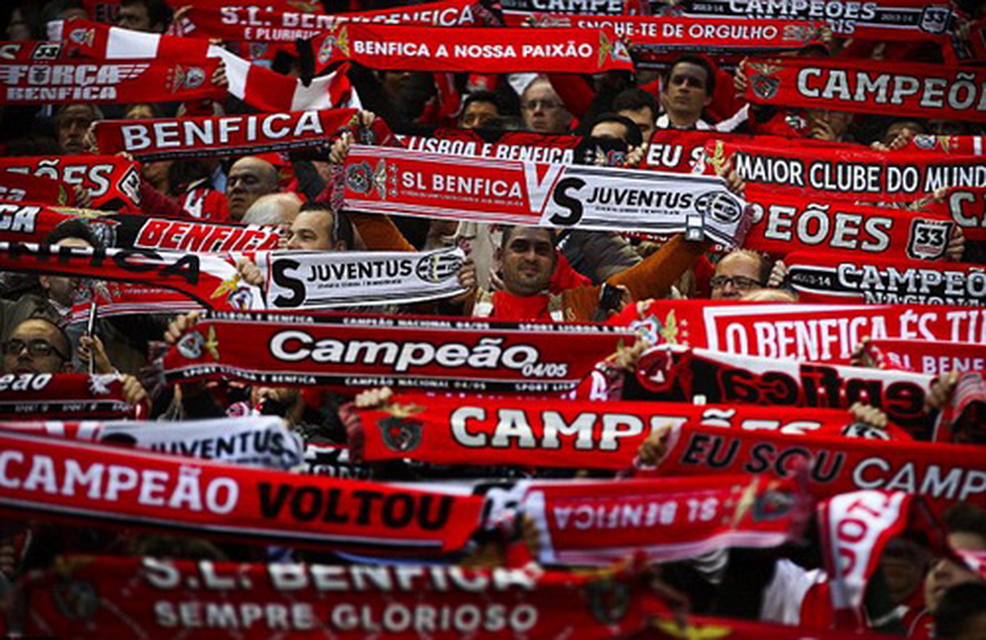 Kh&aacute;n giả Lisbon cổ vũ cho cả hai đội