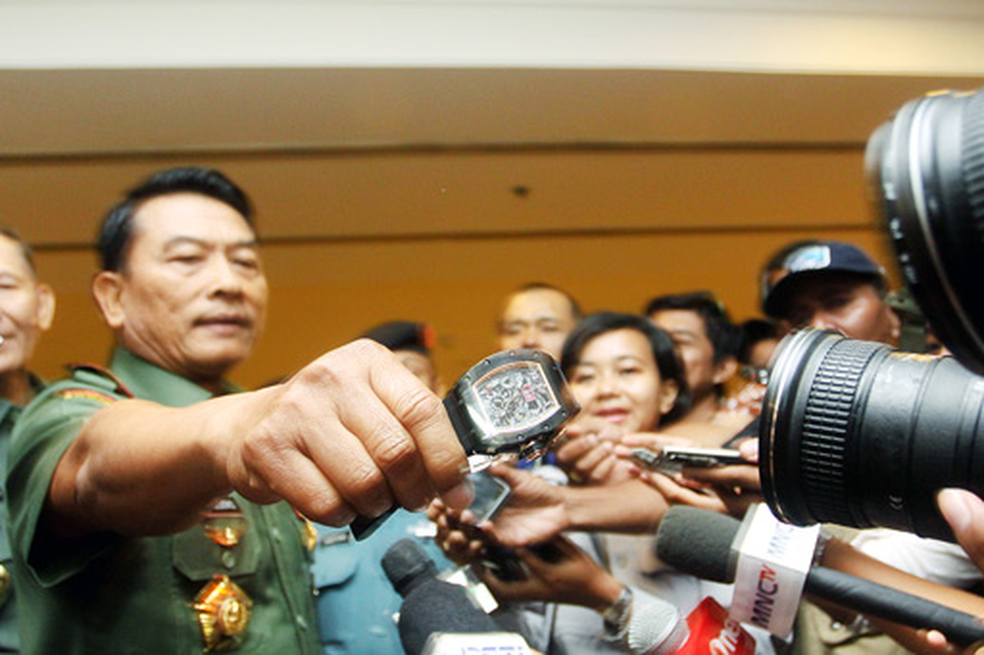 &Ocirc;ng cho biết đồng hồ của m&igrave;nh chỉ l&agrave; h&agrave;ng nh&aacute;i do Trung Quốc sản xuất. Ảnh: Jakarta Post