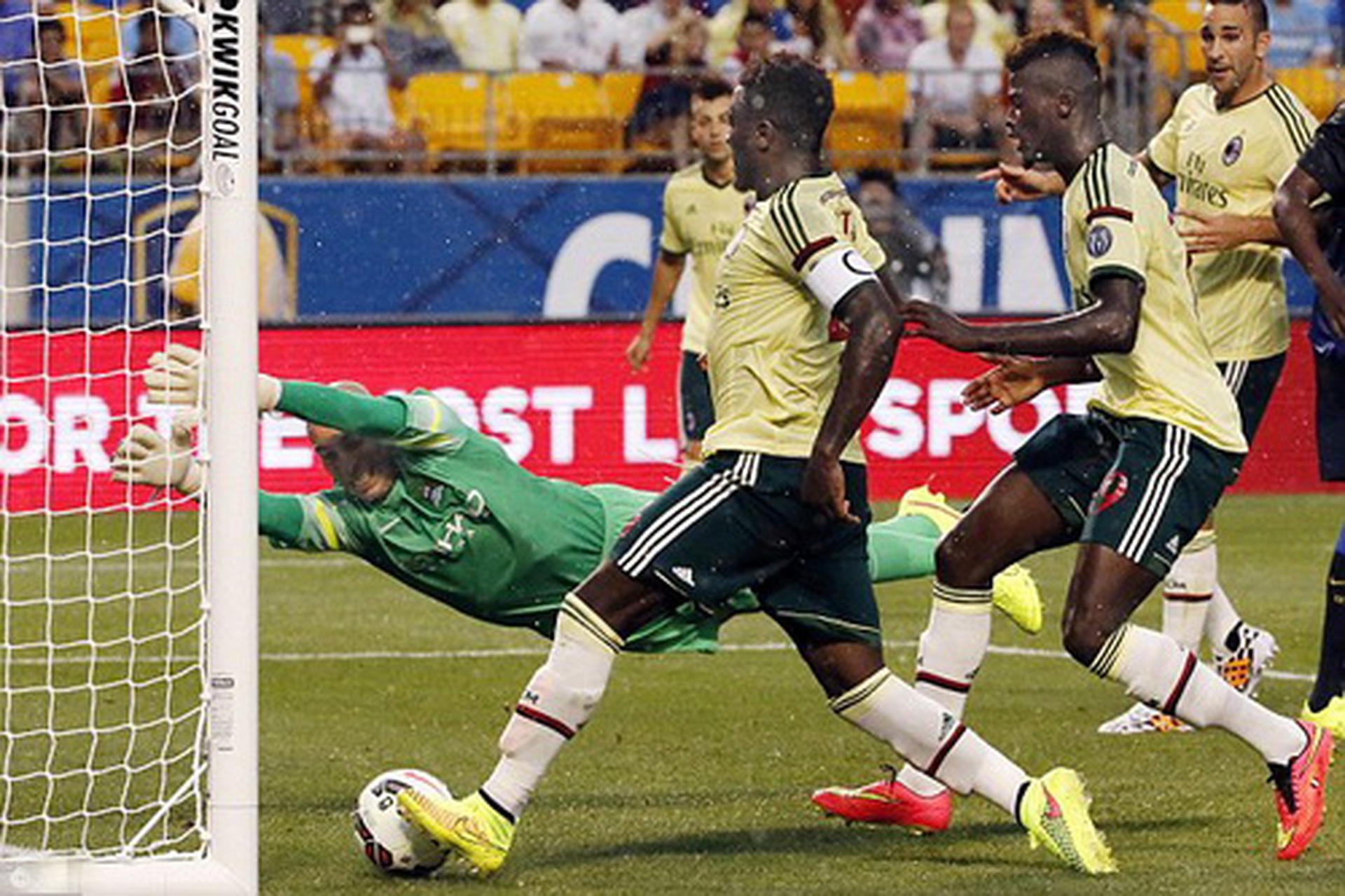 Sulley Muntari gỡ b&agrave;n danh dự cho Milan