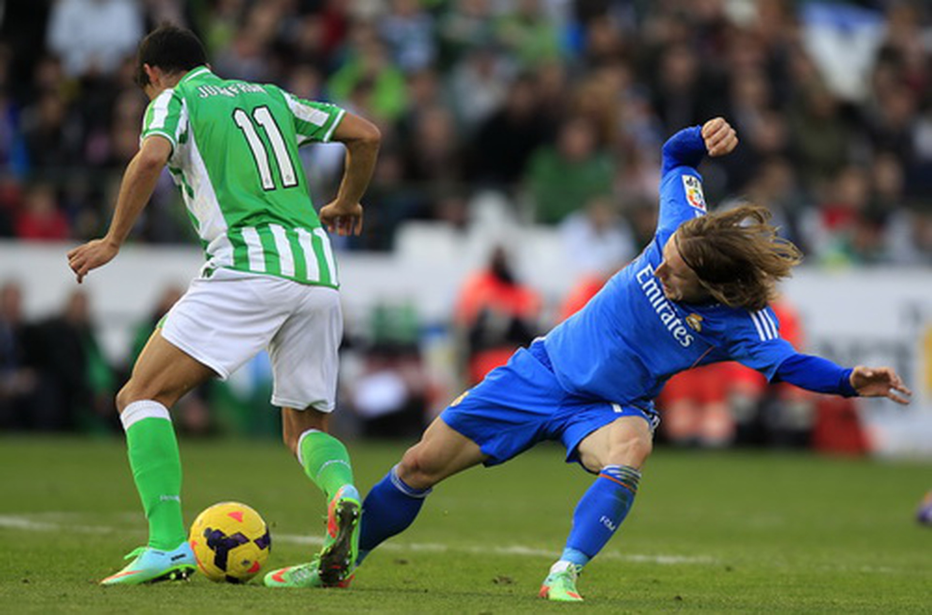 Modric vất vả đoạt b&oacute;ng từ Juanfran