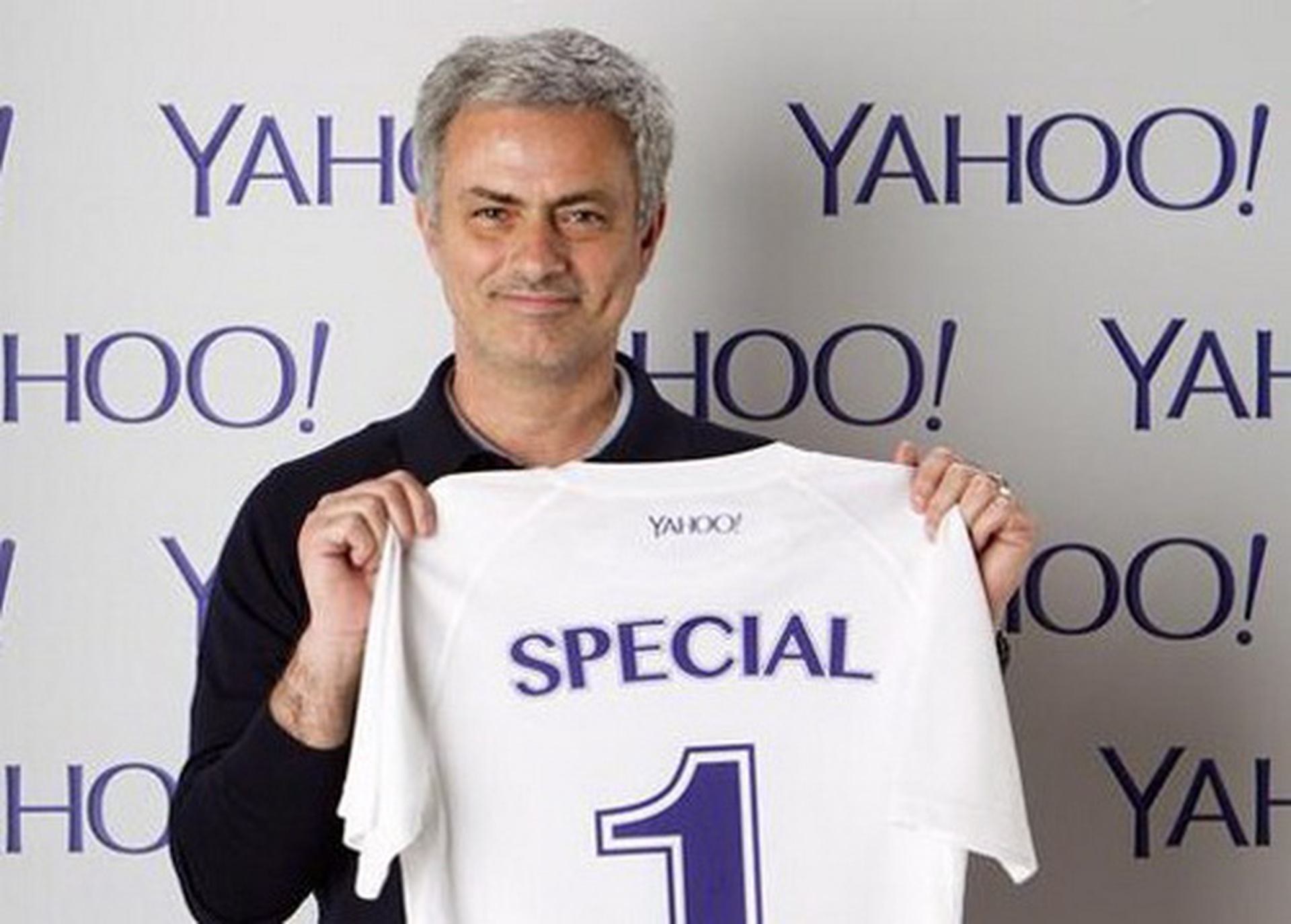 Mourinho v&agrave; chiếc &aacute;o số 1 mang t&ecirc;n Người đặc biệt