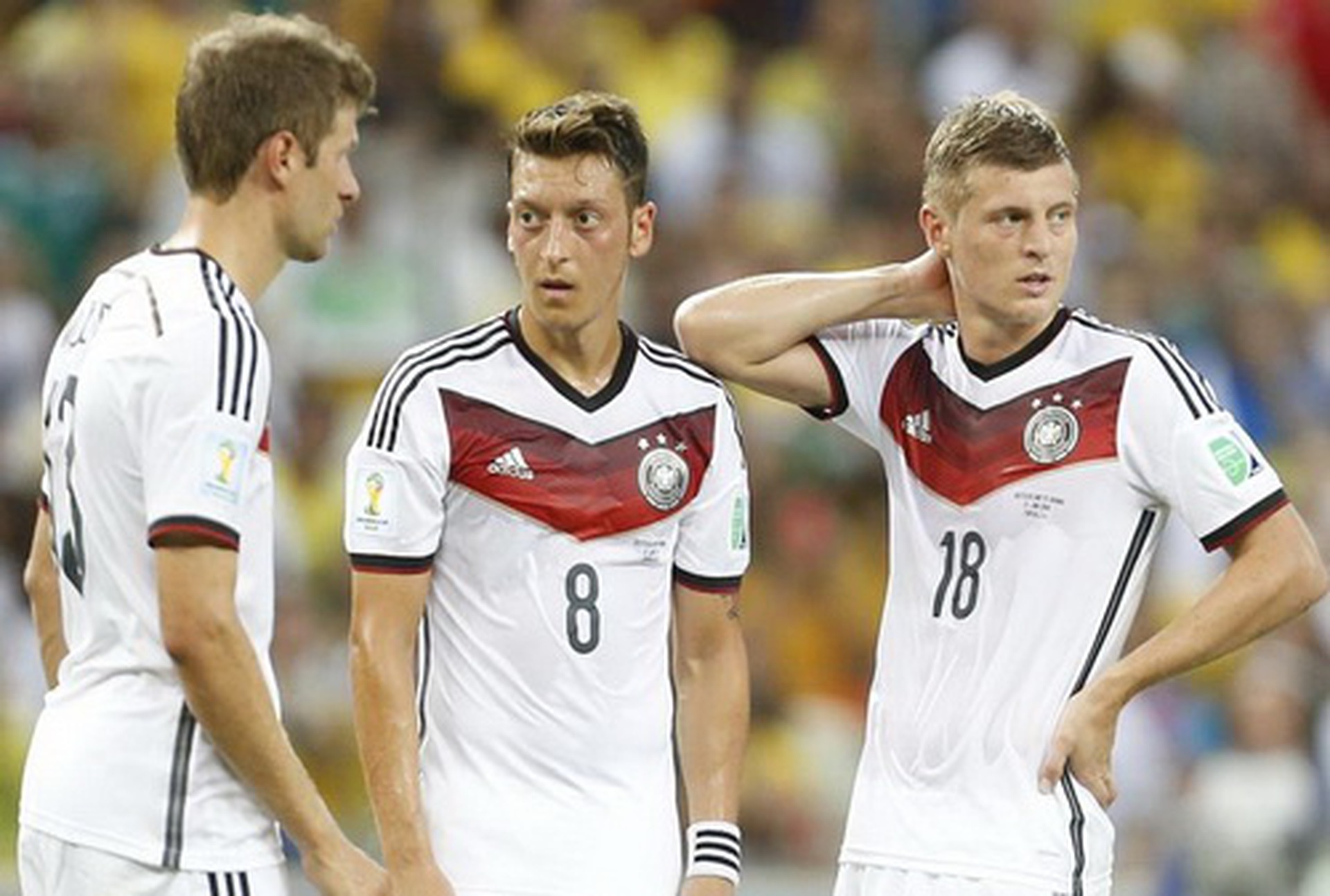 Thomas Mueeler (tr&aacute;i) v&agrave; Toni Kroos (phải)