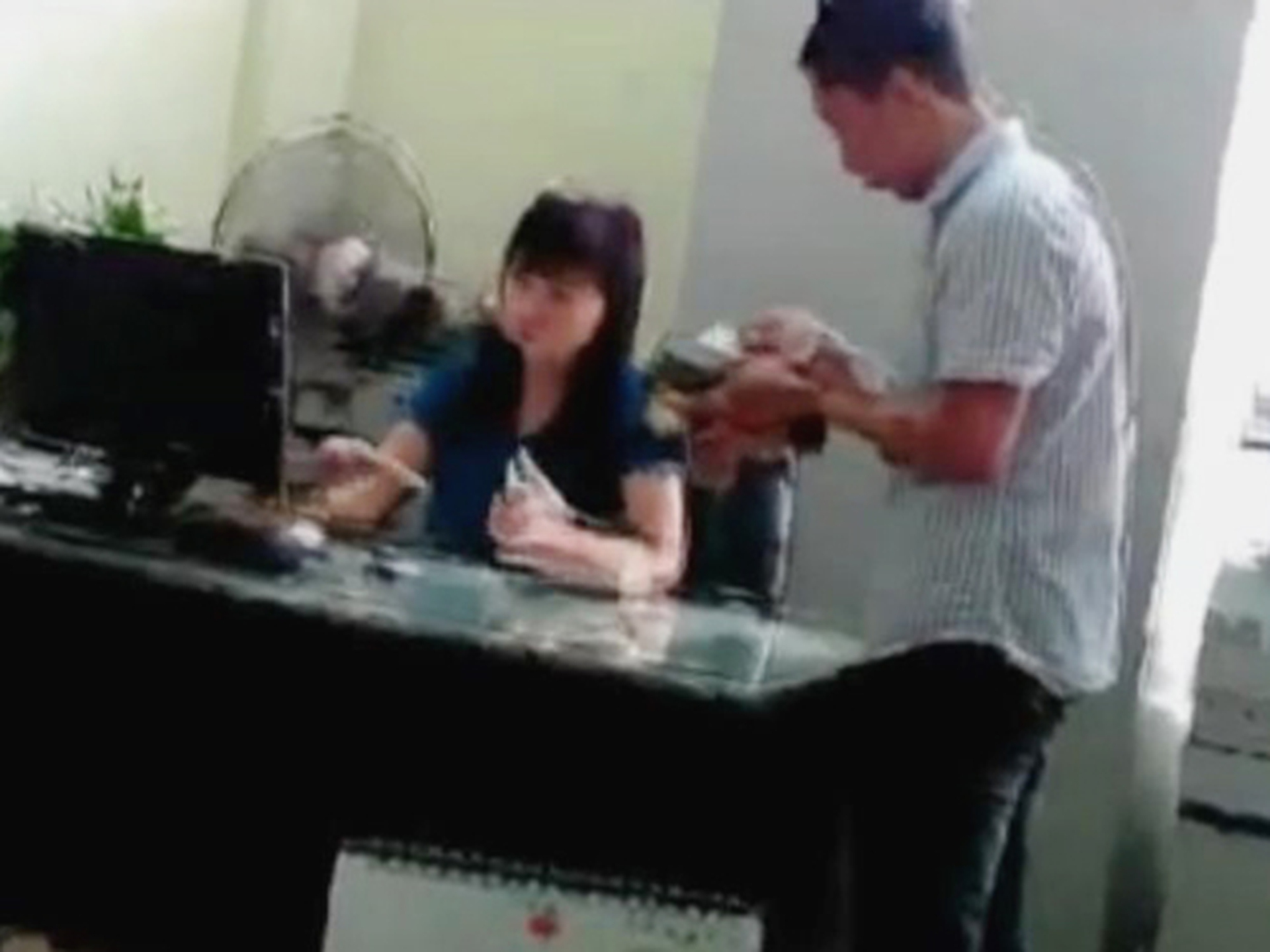 Cảnh được cho l&agrave; b&agrave; Phạm Thanh Hương nhận tiền lệ ph&iacute; của doanh nghiệp trong clip - Ảnh cắt từ clip