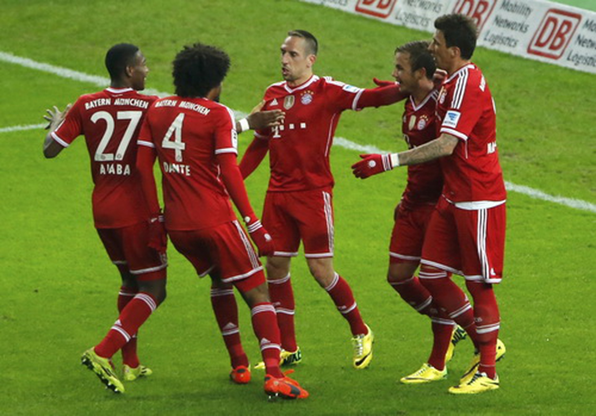 Ribery (giữa) v&agrave; đồng đội mừng b&agrave;n thắng thứ ba trước Hertha Berlin