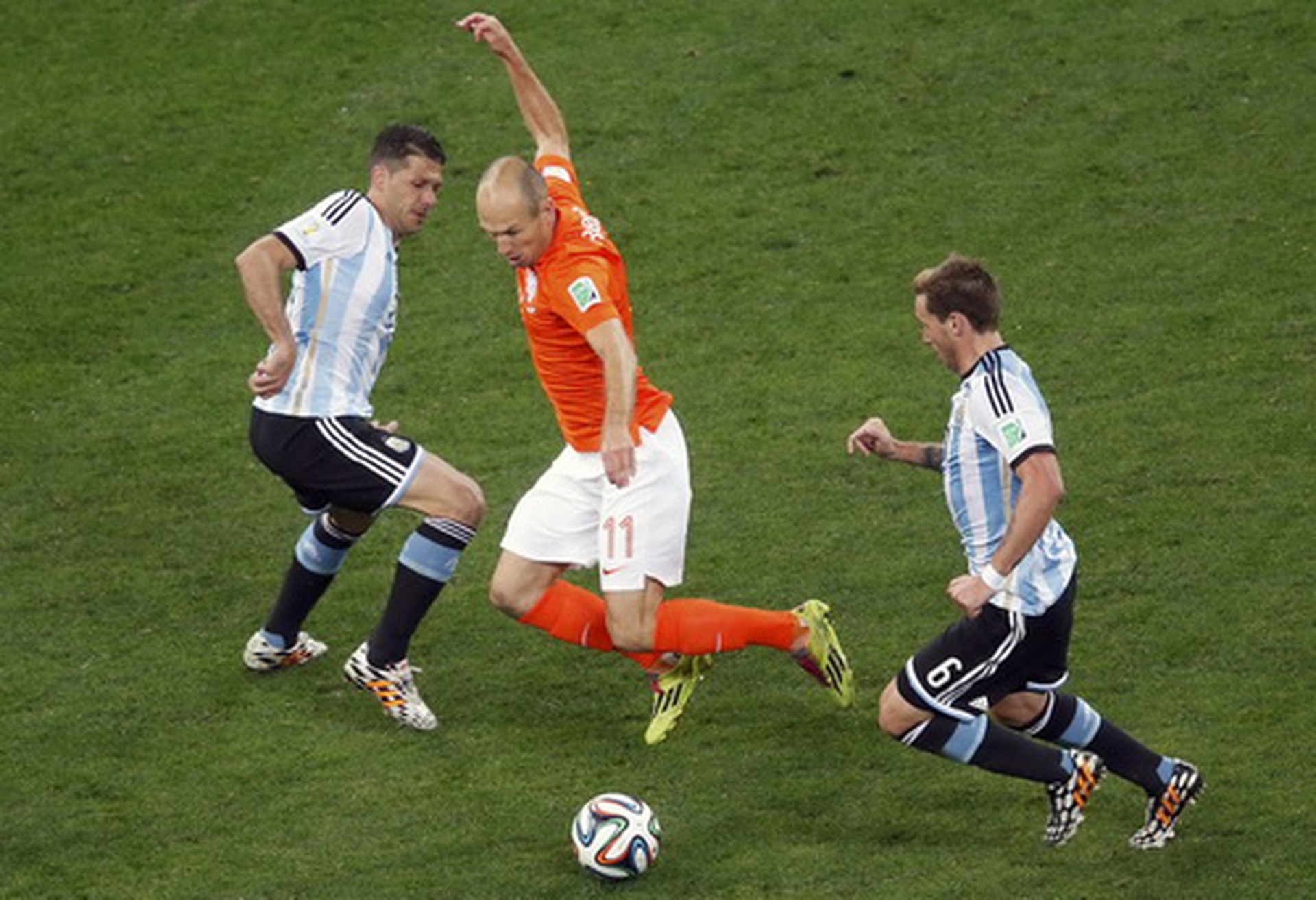 Robben cũng kh&ocirc;ng c&oacute; nhiều cơ hội tỏa s&aacute;ng trong trận