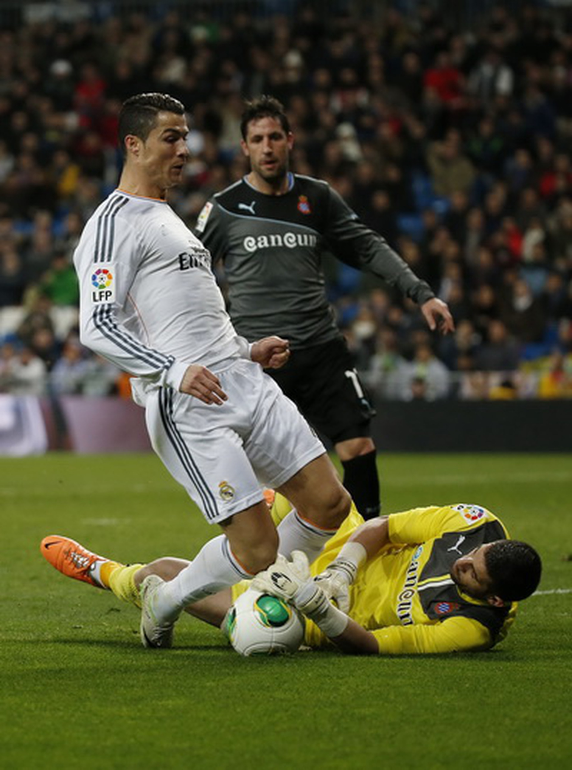 Ronaldo bất lực trước thủ m&ocirc;n Casilla