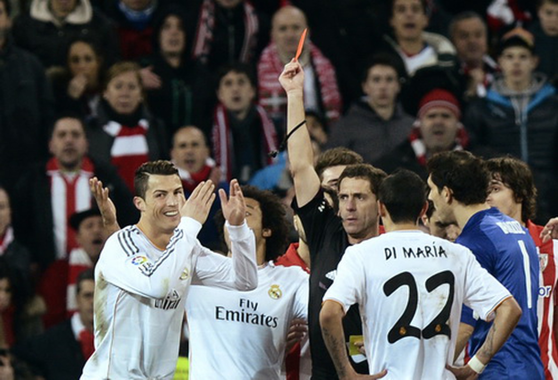 Ronaldo nhận thẻ đỏ đ&aacute;ng tiếc