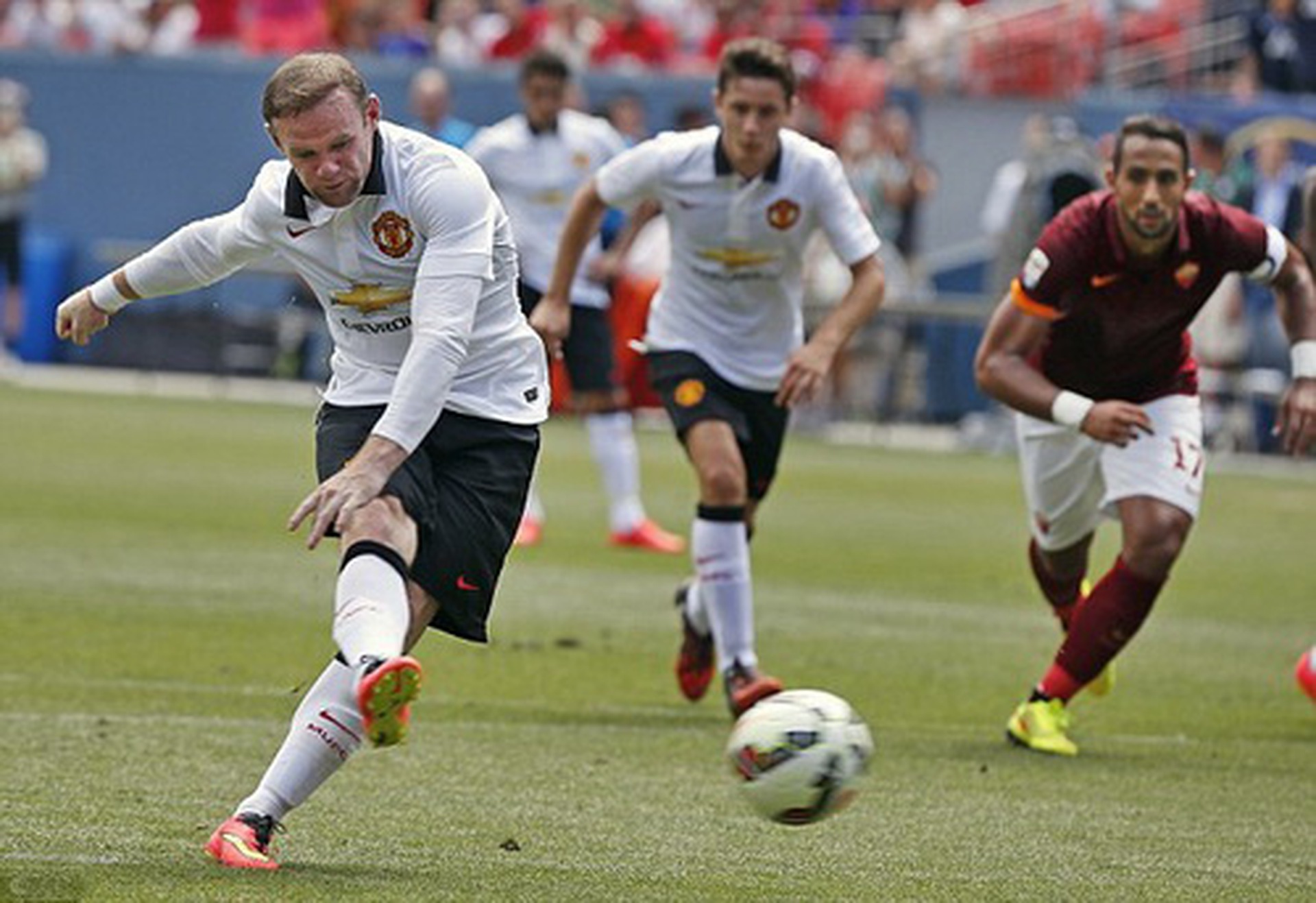 Pha ghi b&agrave;n tr&ecirc;n chấm 11 m&eacute;t của Rooney ph&uacute;t 45