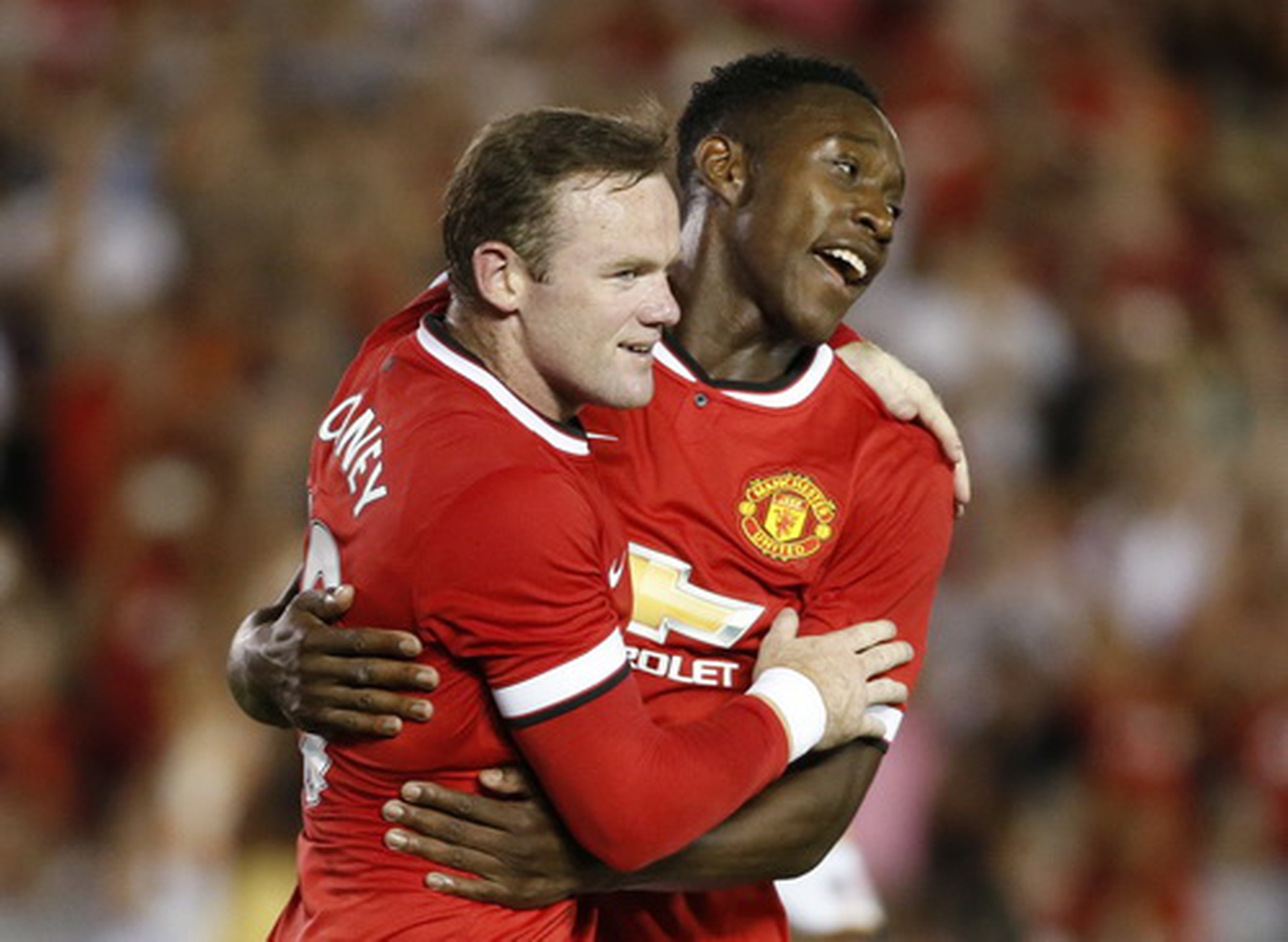 Rooney chia vui c&ugrave;ng Welbeck, t&aacute;c giả b&agrave;n mở tỉ số
