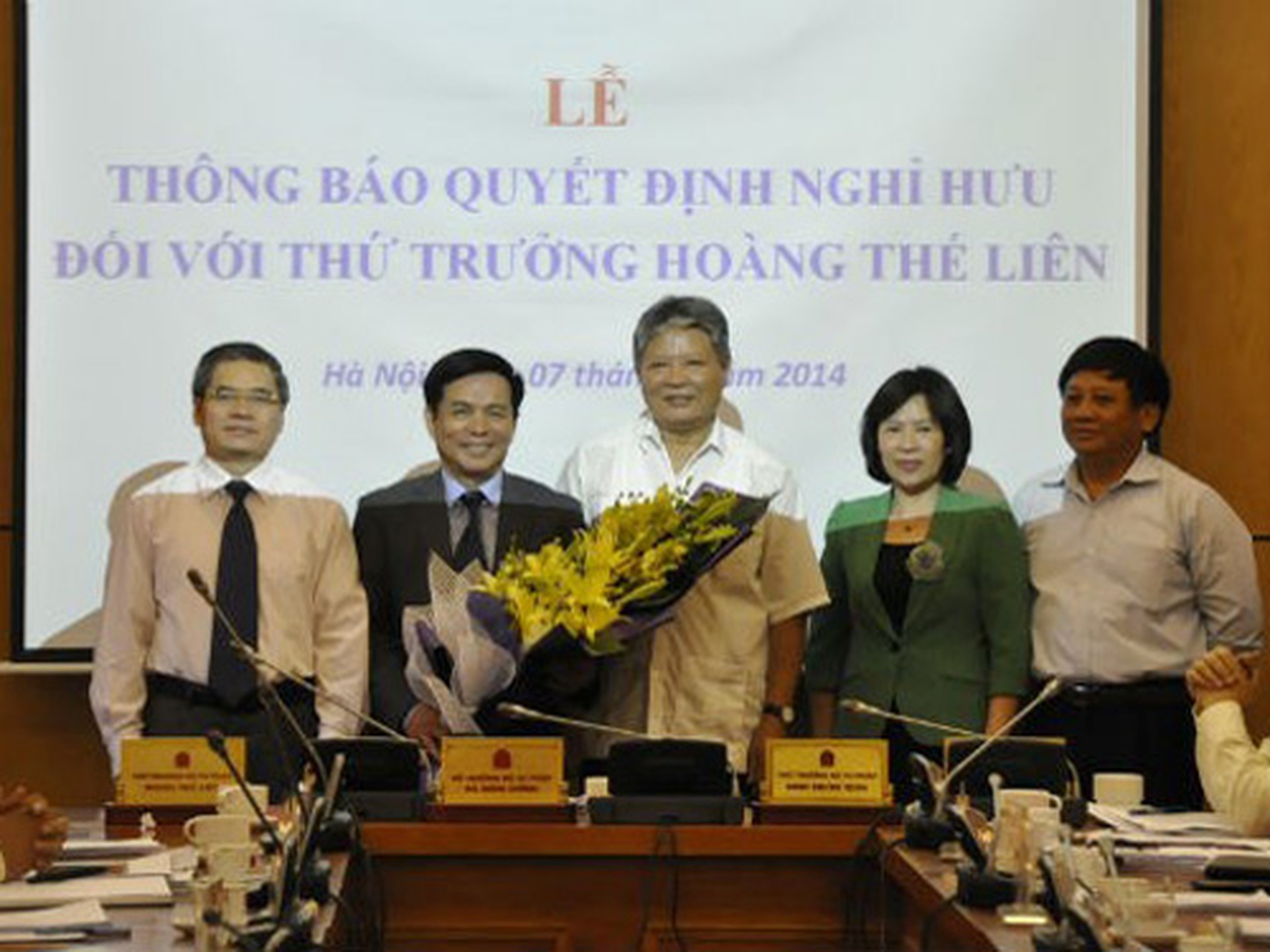 Thứ trưởng Ho&agrave;ng Thế Li&ecirc;n (thứ 2 từ tr&aacute;i qua) trong lễ chia tay tại Bộ Tư ph&aacute;p sau khi được nghỉ hưu theo chế độ - Ảnh: PLO
