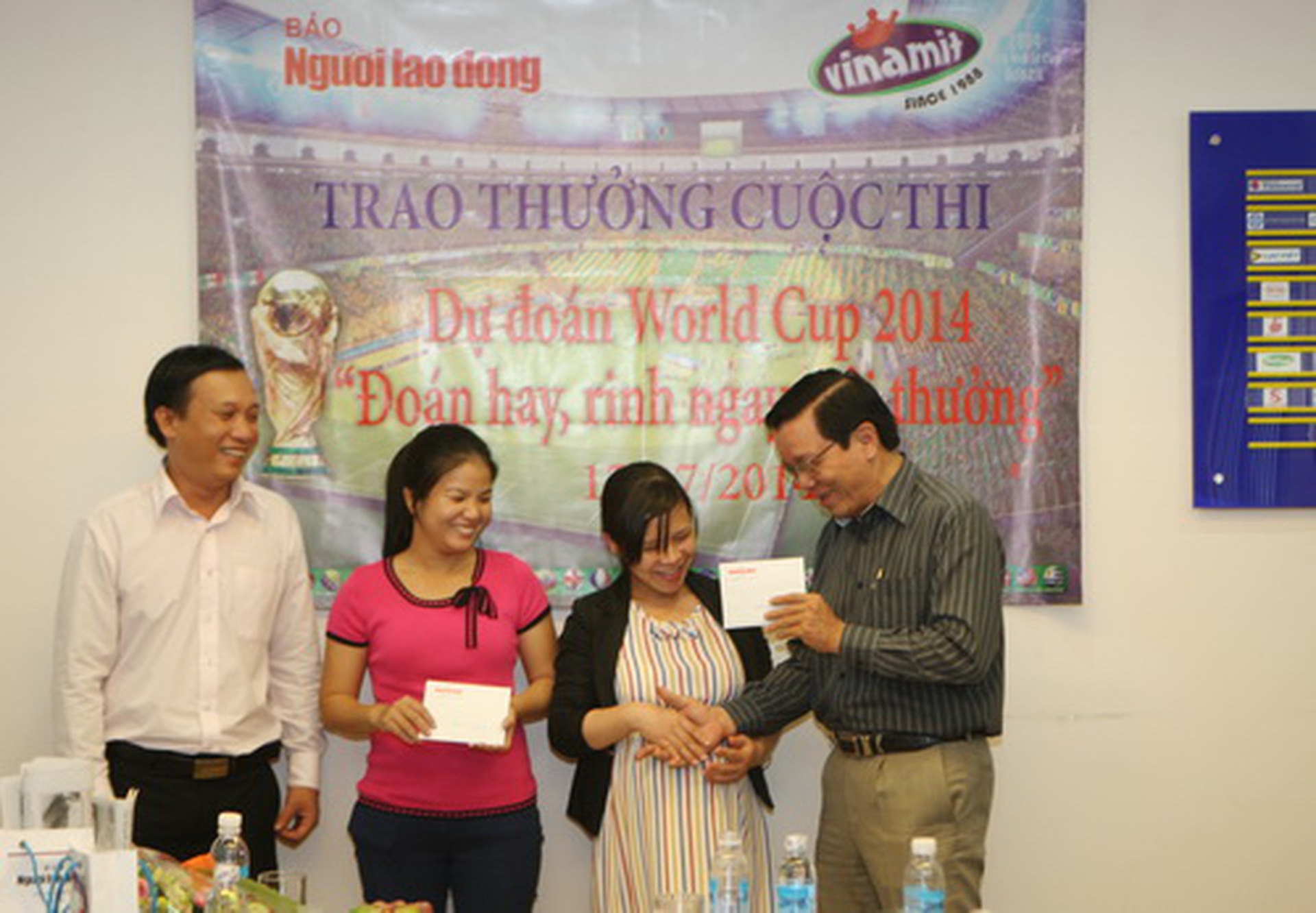 &Ocirc;ng Nguyễn Văn T&iacute;n, Ph&oacute; tổng bi&ecirc;n tập b&aacute;o Người Lao Động, trao giải trận chung kết cho bạn đọc Phạm B&ugrave;i Thị Huyền