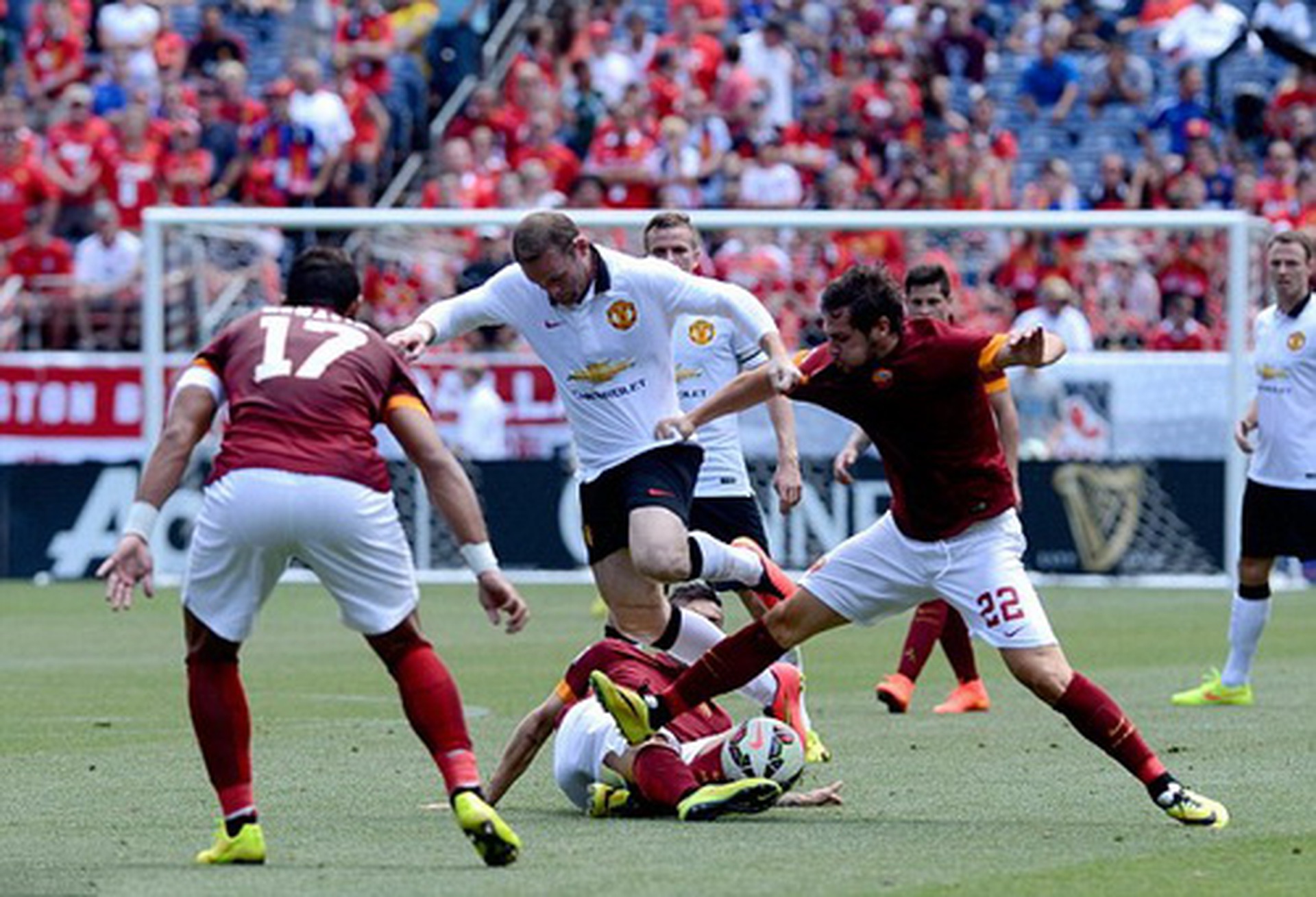 Wayne Rooney khuấy đảo h&agrave;ng thủ Roma trong 45 ph&uacute;t đầu trận