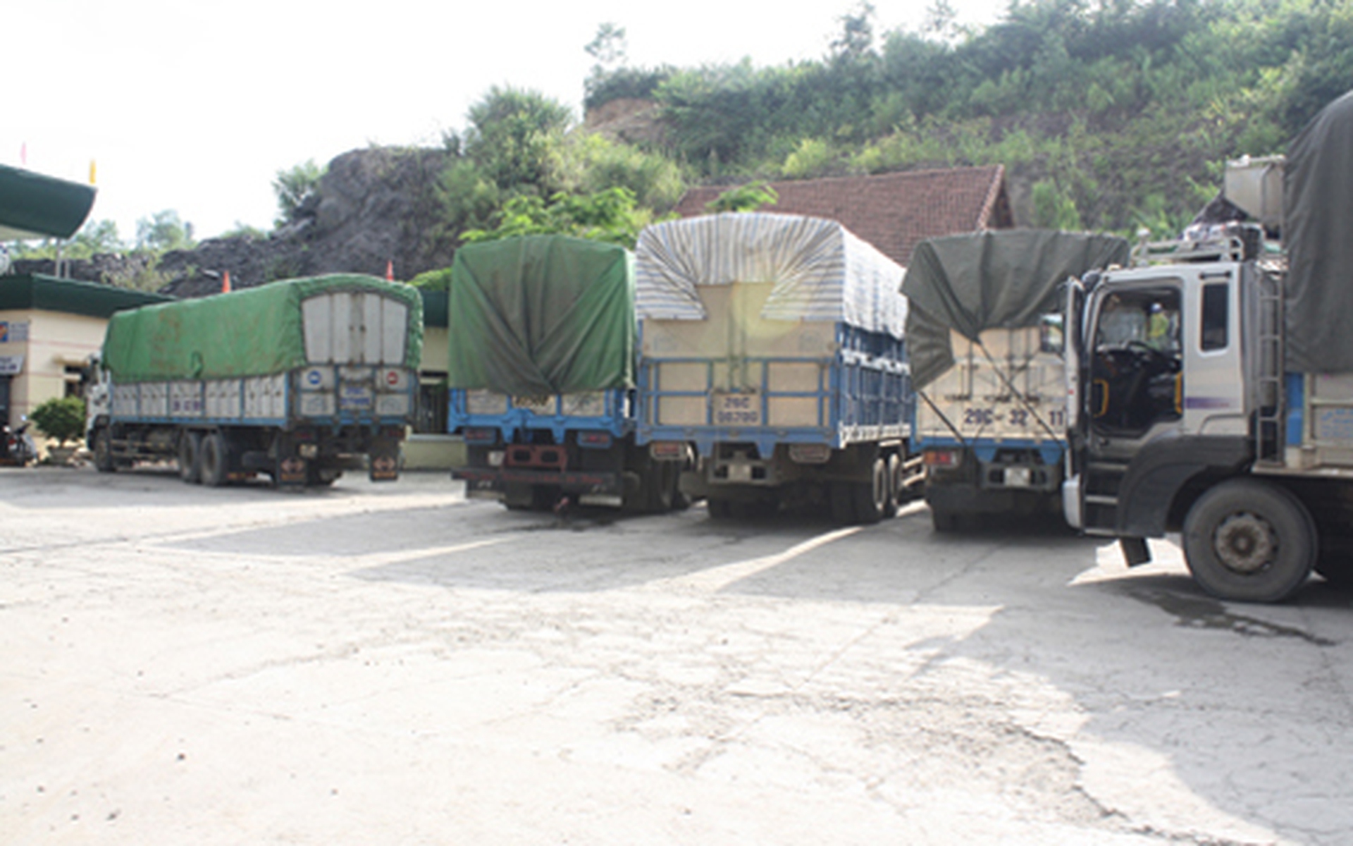 Xe qu&aacute; tải đỗ tại một c&acirc;y xăng tại huyện T&acirc;n Lạc chờ vượt trạm c&acirc;n. Ảnh: Đường bộ