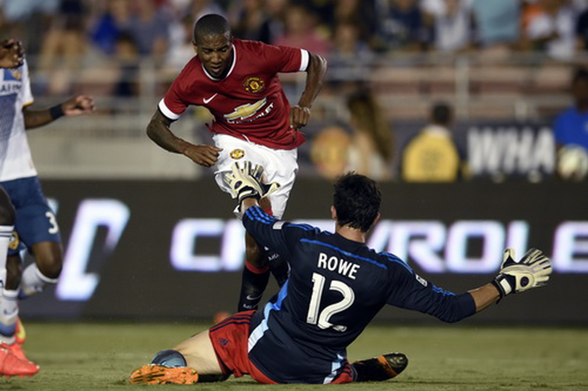 Ashley Young c&oacute; hai pha lập c&ocirc;ng trước LA Galaxy