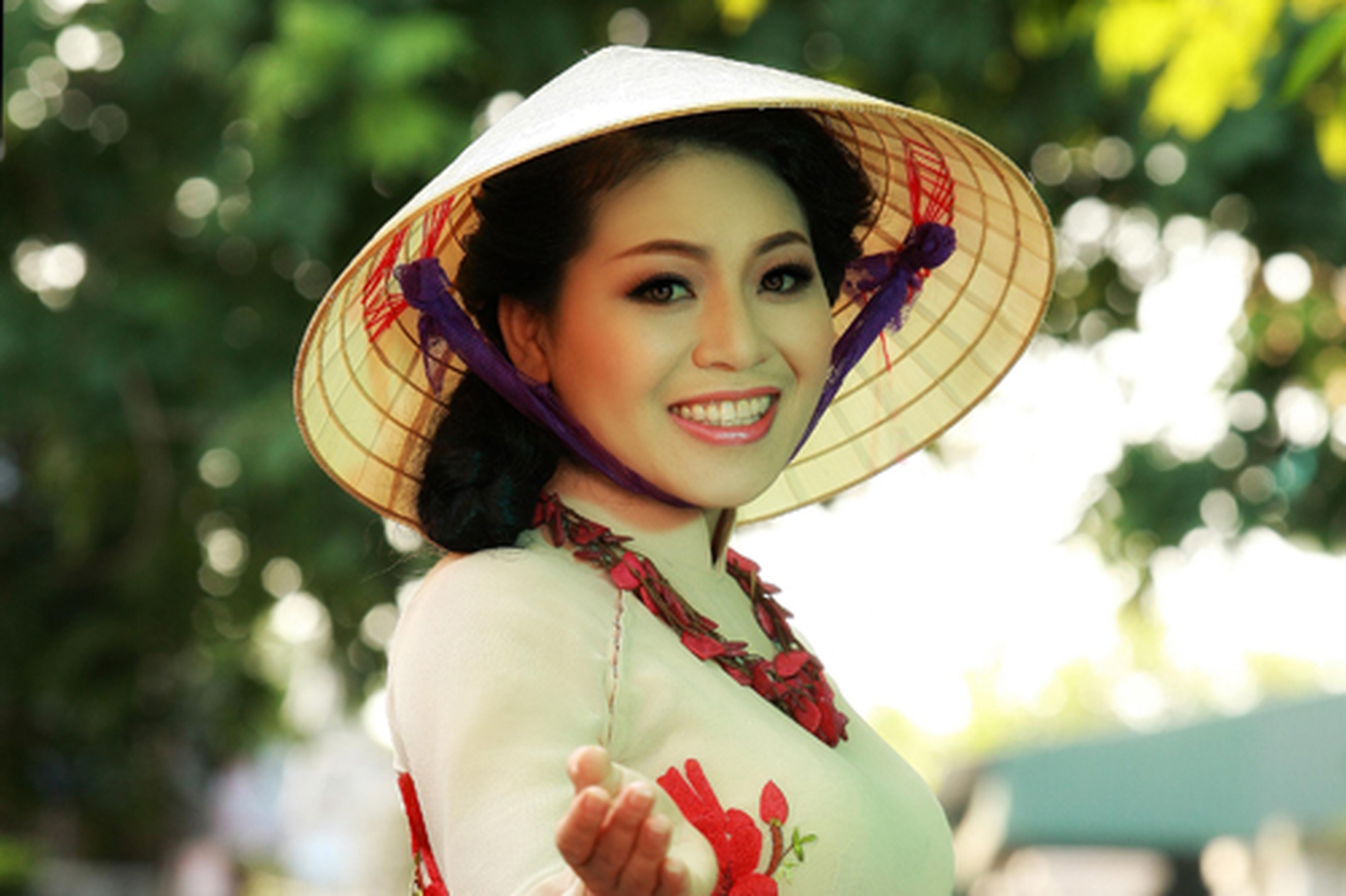 T&ecirc;n tuổi nữ ca sĩ Anh Thơ gắn với nhiều ca kh&uacute;c trữ t&igrave;nh, l&atilde;ng mạn