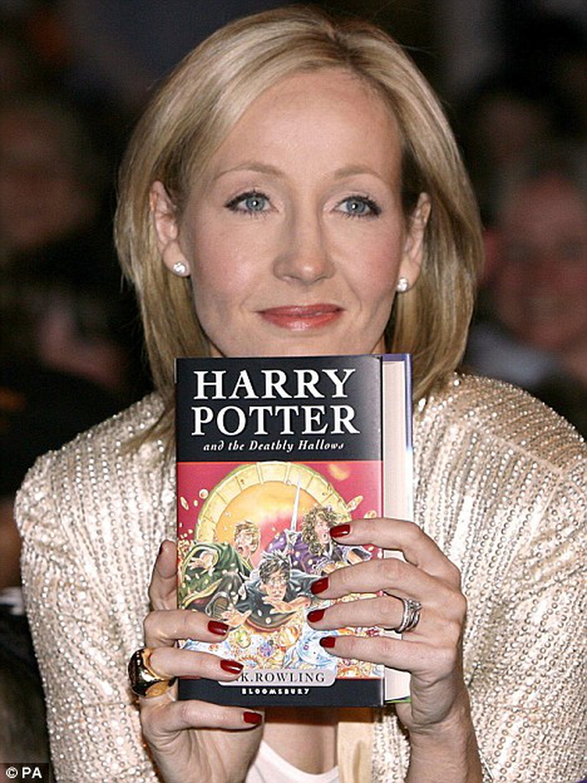 Mẹ đẻ của Harry Potter từng một lần đỗ vỡ trong h&ocirc;n nh&acirc;n v&agrave; một m&igrave;nh nu&ocirc;i con đến khi t&aacute;i gi&aacute;. Ảnh: PA
