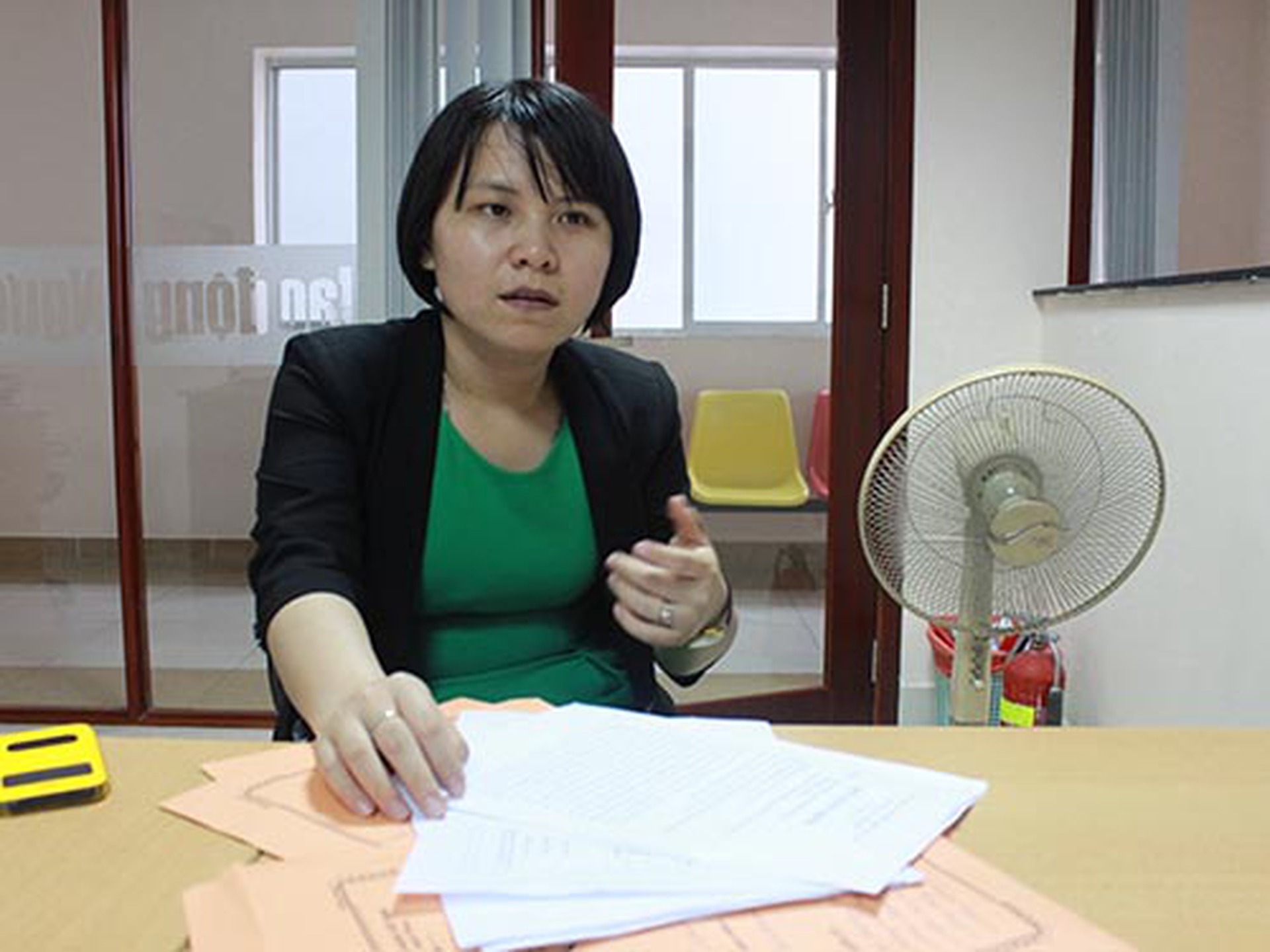 Chị Đỗ Trần Kh&aacute;nh Ti&ecirc;n tr&igrave;nh b&agrave;y bức x&uacute;c với ph&oacute;ng vi&ecirc;n B&aacute;o Người Lao Động