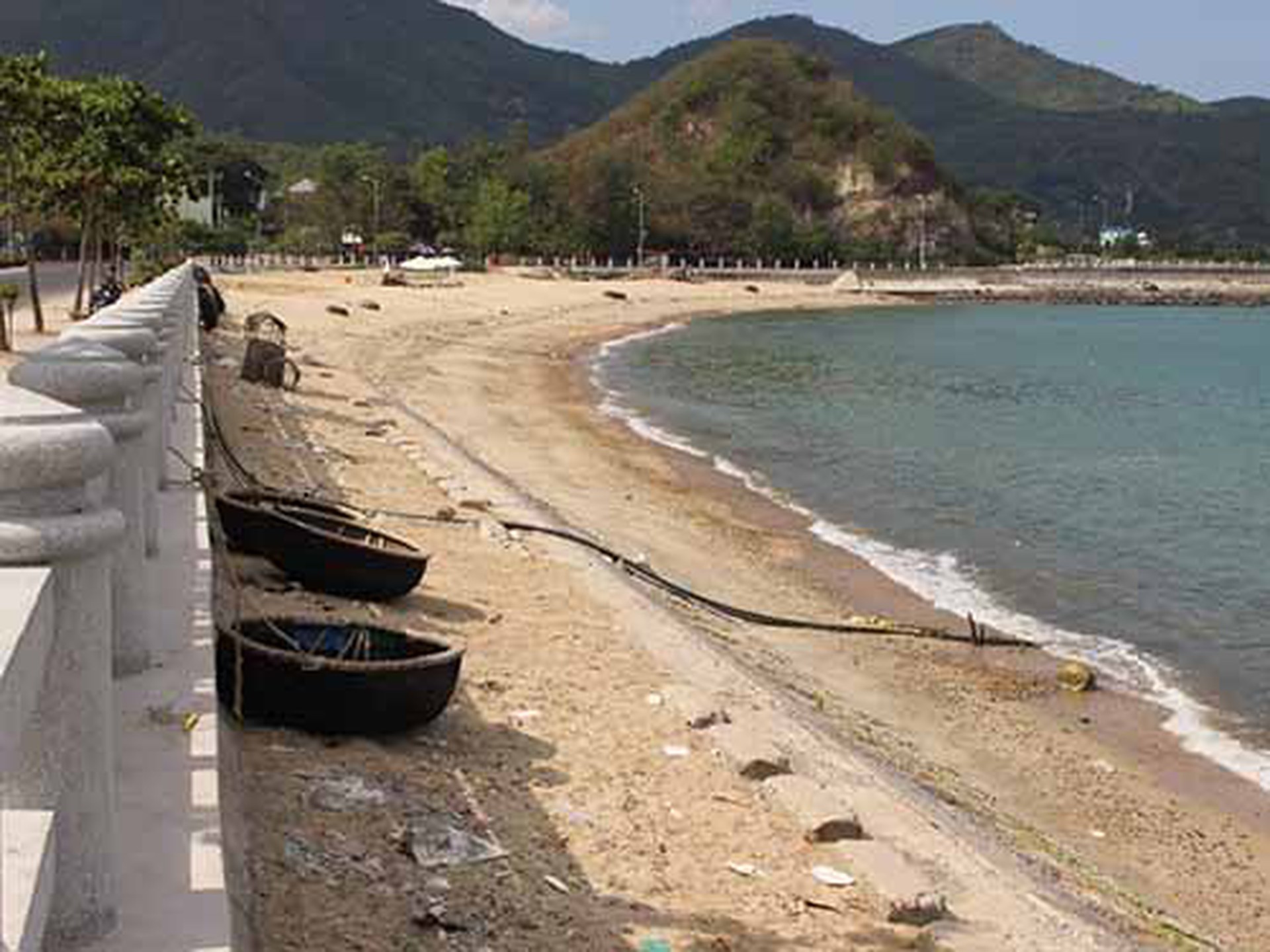 Bãi biển nh&acirc;n tạo của kh&aacute;ch sạn Mường Thanh - Nha Trang đ&atilde; bị ph&aacute; sản v&igrave; s&oacute;ng cuốn hết c&aacute;t