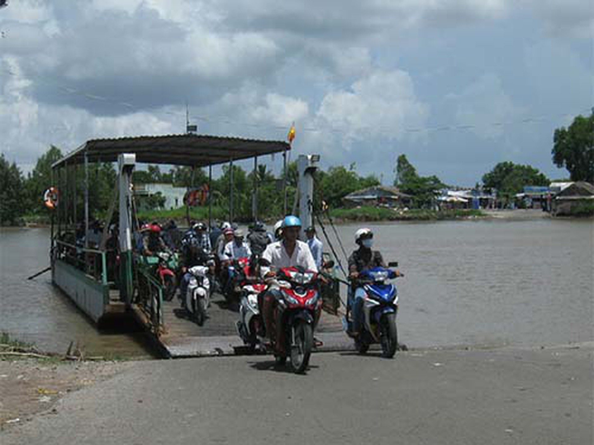Người d&acirc;n mong muốn c&oacute; một c&acirc;y cầu chứ kh&ocirc;ng thể m&atilde;i bị &ldquo;lụy&rdquo; ph&agrave; qua s&ocirc;ng G&agrave;nh H&agrave;o