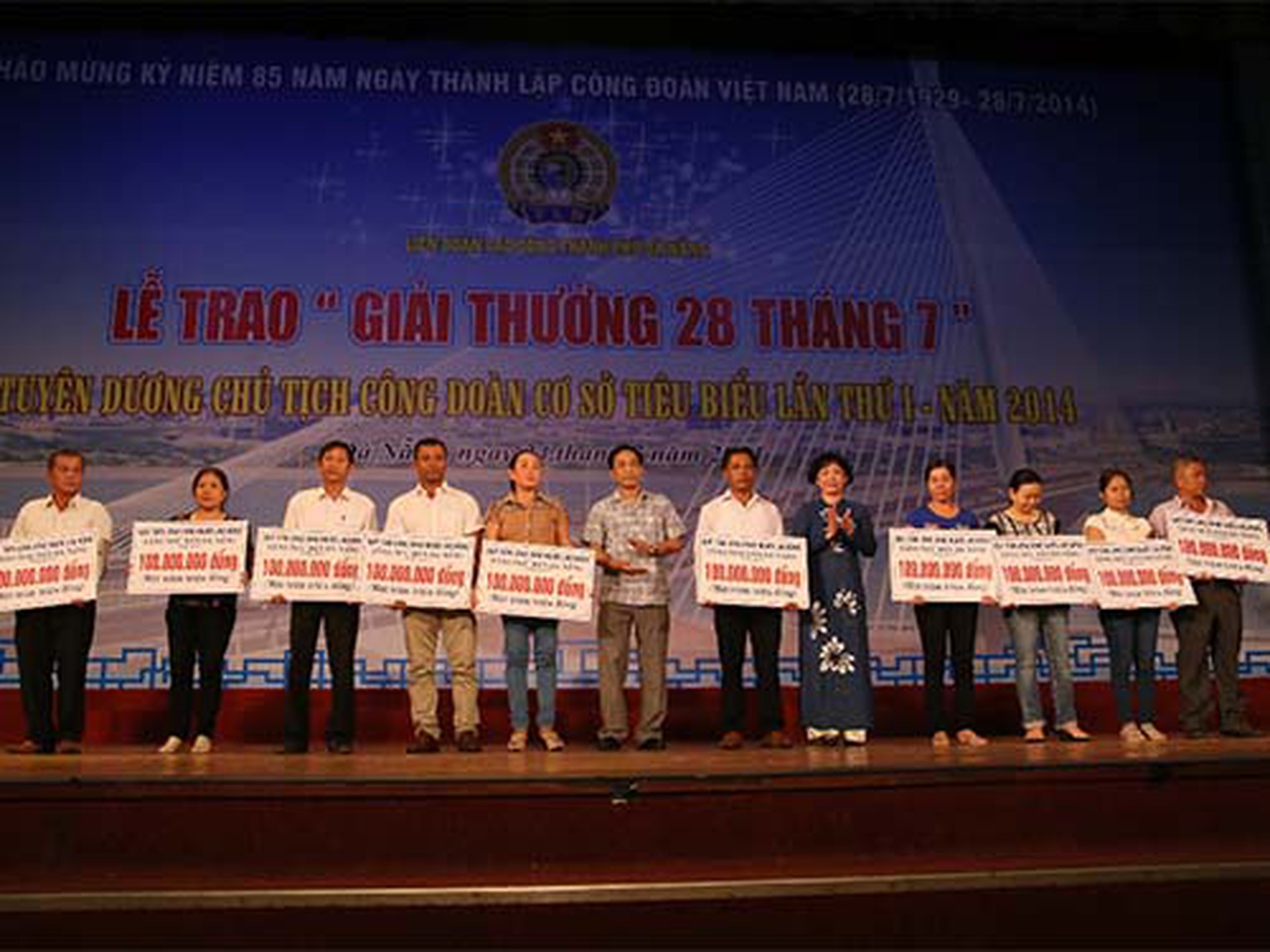 &Ocirc;ng Đỗ Danh Phương - Tổng Bi&ecirc;n tập B&aacute;o Người Lao Động,  Gi&aacute;m đốc Quỹ Tấm l&ograve;ng v&agrave;ng Người Lao Động - c&ugrave;ng với b&agrave; Đặng Thị Kim Li&ecirc;n, Chủ tịch LĐLĐ TP Đ&agrave; Nẵng, trao tiền hỗ trợ cho ngư d&acirc;nẢnh: Vũ L&acirc;m