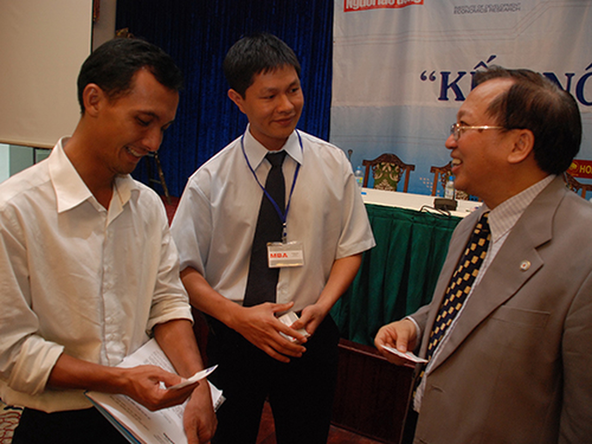 Gi&aacute;o sư H&agrave; T&ocirc;n Vinh (b&igrave;a phải) cho rằng cần phải h&agrave;nh động thực tế, minh bạch v&agrave; quyết liệt trong việc ngăn chặn nạn phong b&igrave; trong cơ quan c&ocirc;ng quyền    				  Ảnh: DUY QUỐC