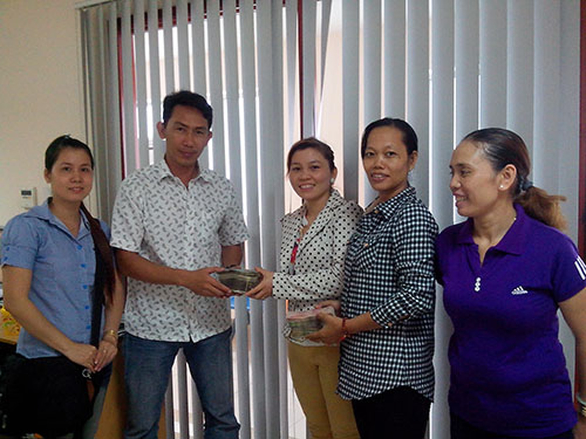Đại diện c&ocirc;ng nh&acirc;n ph&acirc;n xưởng DS1 C&ocirc;ng ty TNHH Pou Yuen trao tiền ủng hộ c&aacute;c chiến sĩ Cảnh s&aacute;t biển