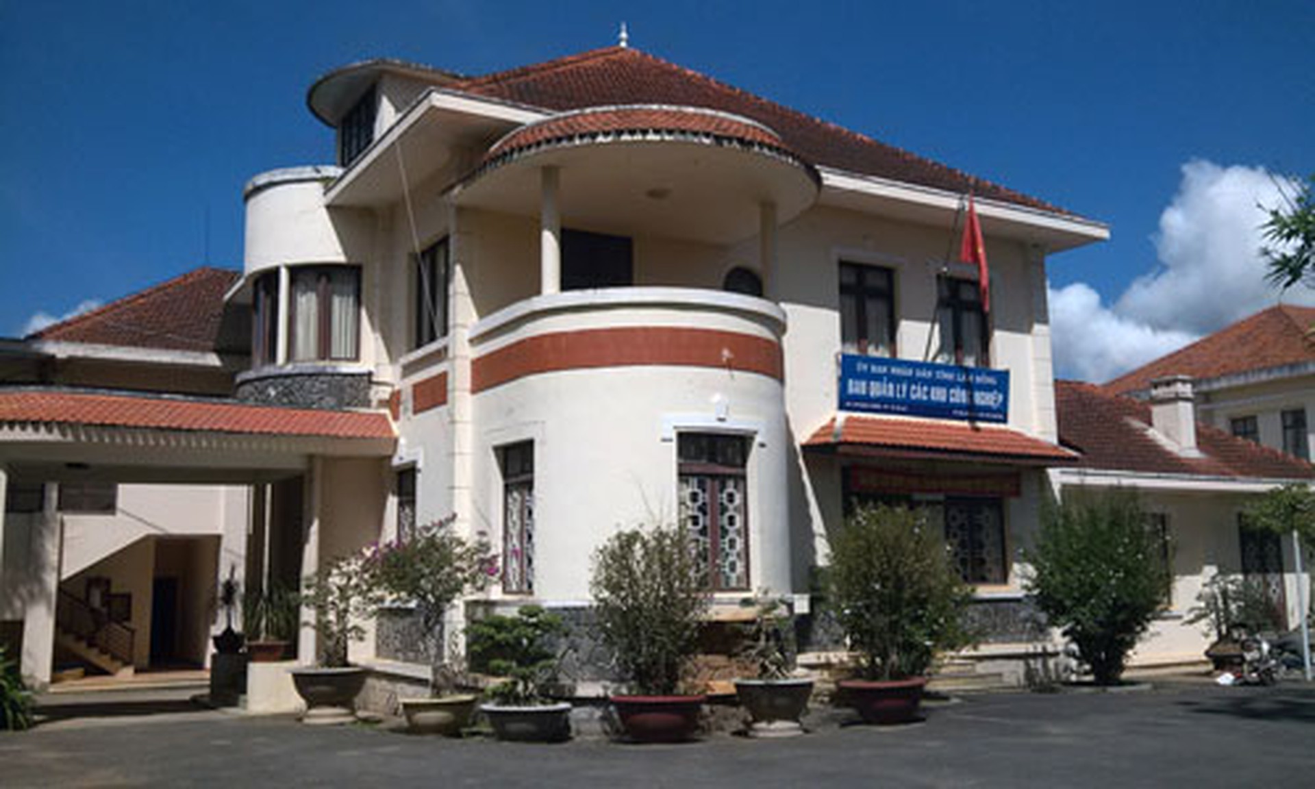 Biệt thự số 39 H&ugrave;ng Vương, P.9 (Đ&agrave; Lạt), trụ sở Ban Quản l&yacute; c&aacute;c khu c&ocirc;ng nghiệp, rao b&aacute;n 25,7 tỉ đồng nhưng chưa c&oacute; người mua