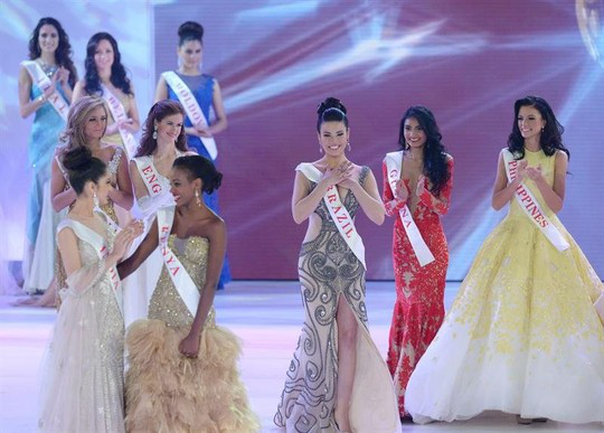 Người đẹp Brazil v&agrave; Guyana (thứ 3,4 từ tr&aacute;i sang) l&agrave; 2 trong số 5 Hoa hậu nh&acirc;n &aacute;i. Ảnh: AP