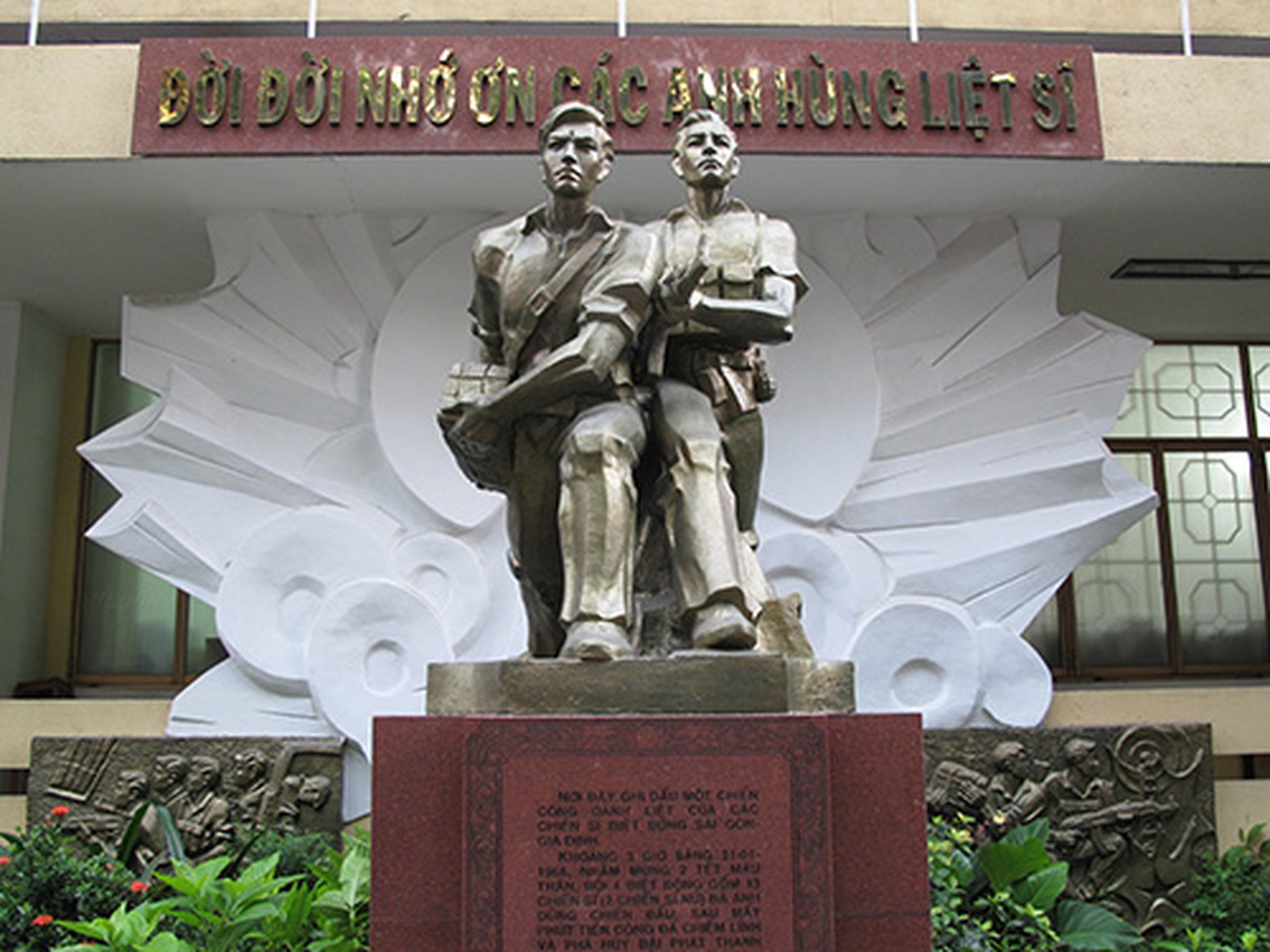 Tượng đ&agrave;i tưởng niệm c&aacute;c chiến sĩ đội 4 - Biệt động S&agrave;i G&ograve;n trong trận đ&aacute;nh v&agrave;o Đ&agrave;i Ph&aacute;t thanh S&agrave;i G&ograve;n dịp Tết Mậu Th&acirc;n (1968)Ảnh: PHẠM DŨNG