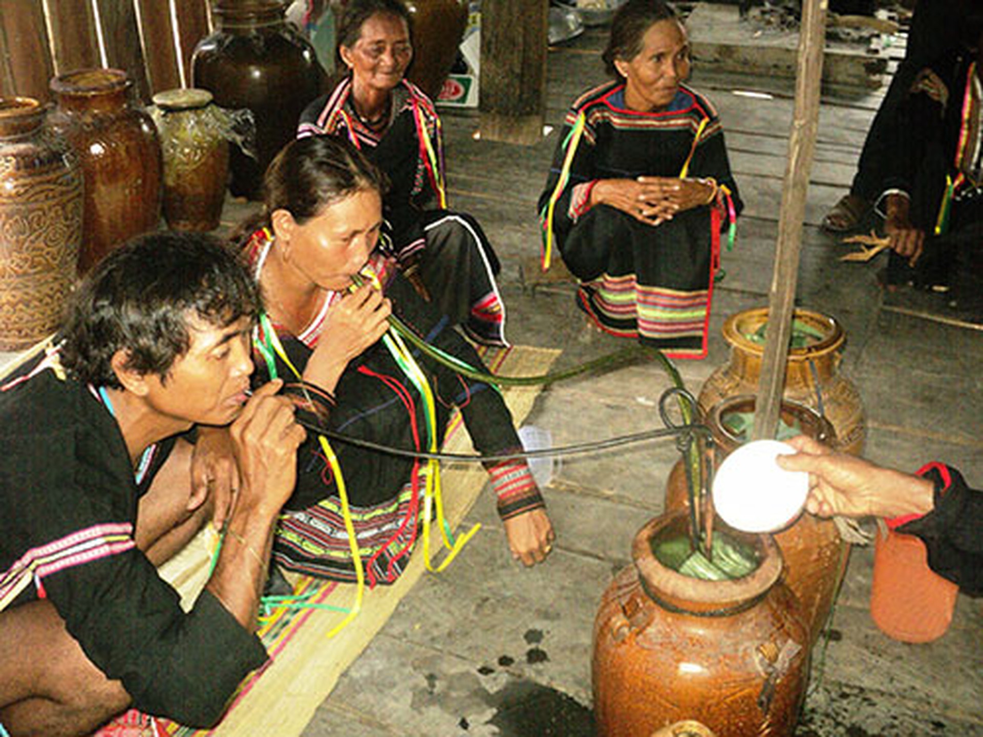 Một lễ cưới theo phong tục người &Ecirc;đ&ecirc; ở bu&ocirc;n L&eacute; A, x&atilde; Kr&ocirc;ng Pa, huyện Sơn H&ograve;a, tỉnh Ph&uacute; Y&ecirc;n Ảnh: L&Ecirc; KHA