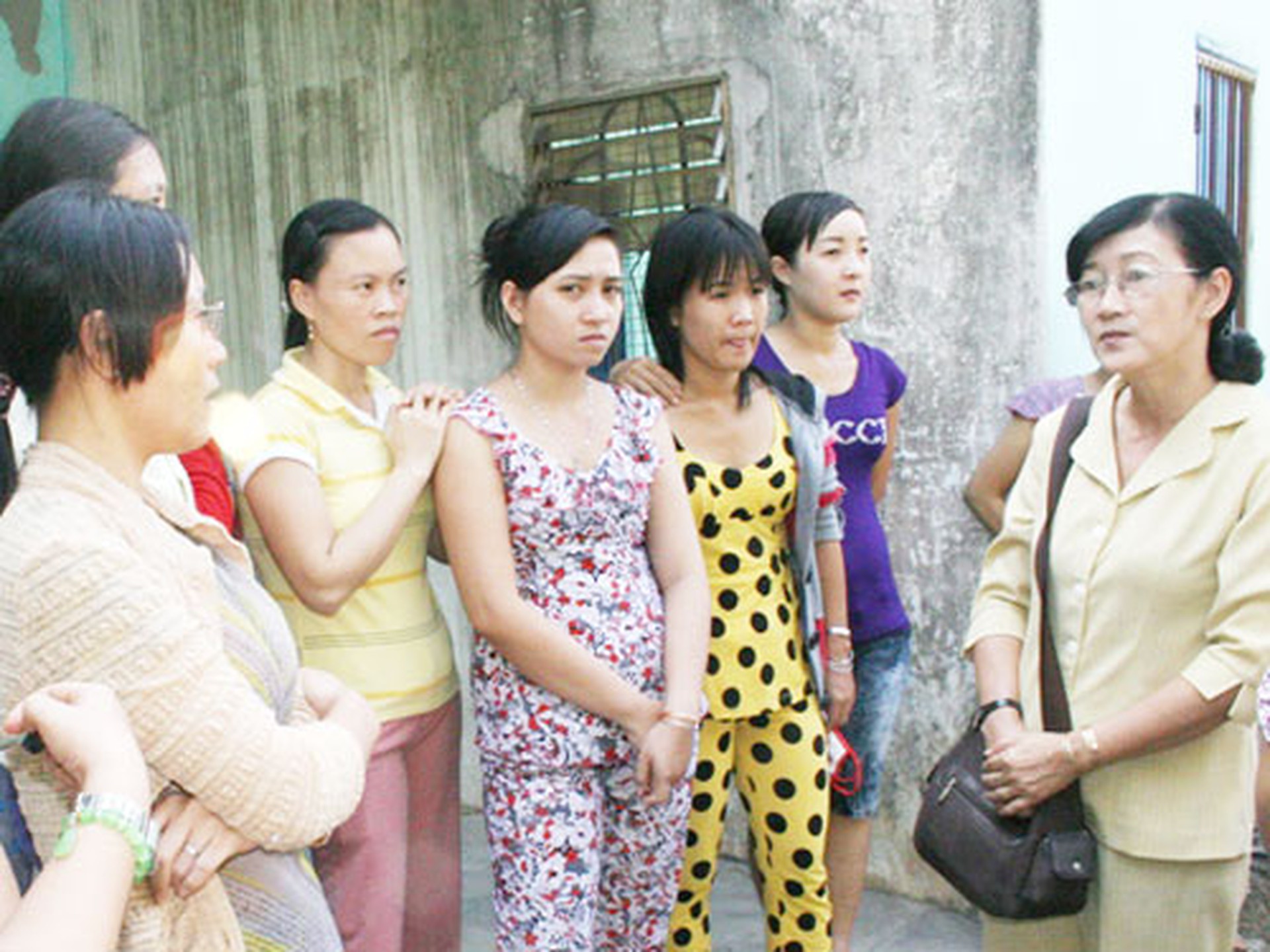 B&agrave; B&ugrave;i Thị Tuyết Nhung, Chủ tịch LĐLĐ huyện H&oacute;c M&ocirc;n, TP HCM, trong một lần giải quyết khiếu nại của c&ocirc;ng nh&acirc;n C&ocirc;ng ty TNHH Thanh Phong Vina