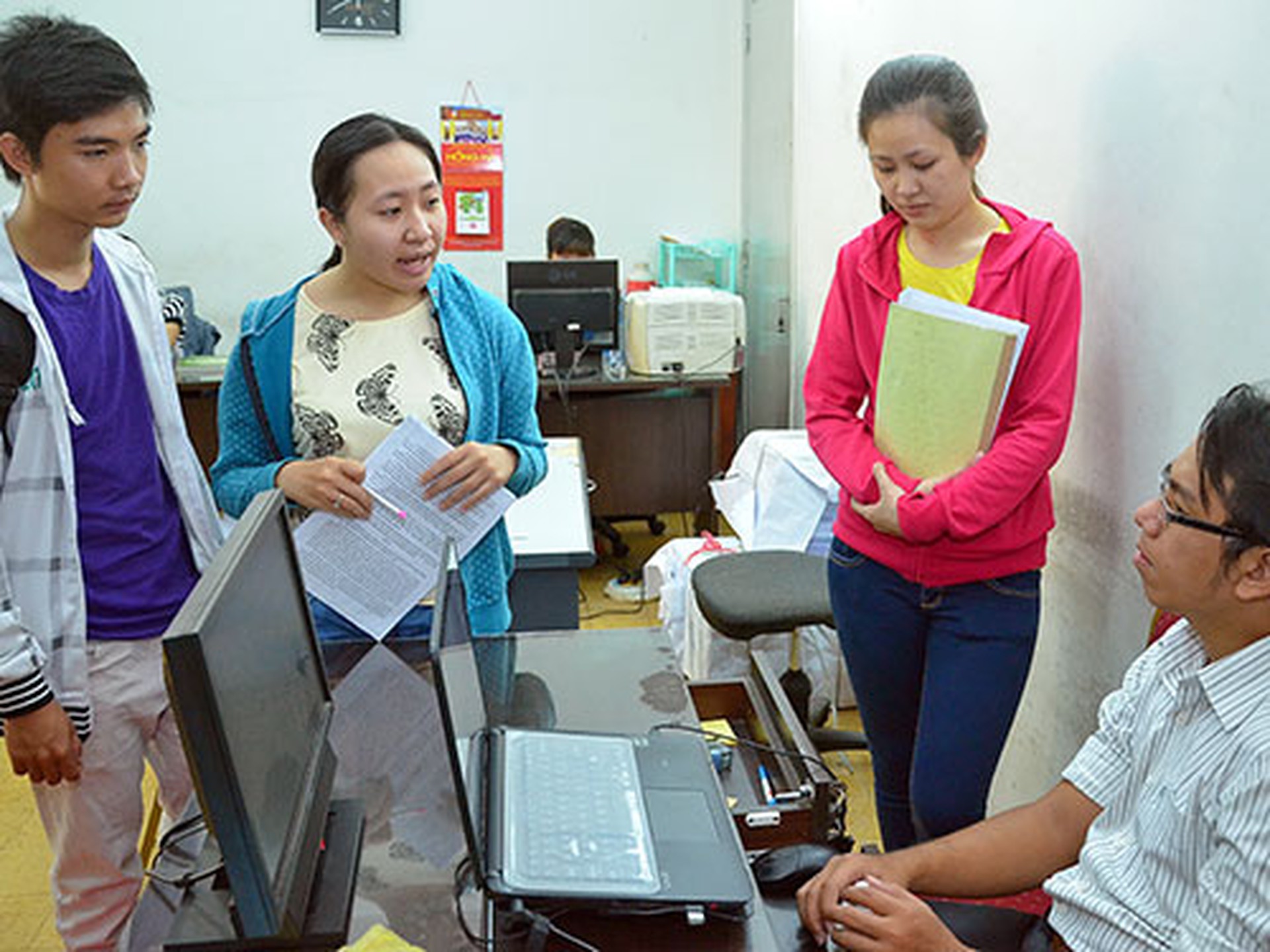 Th&iacute; sinh hỏi th&ocirc;ng tin tuyển sinh ĐH, CĐ năm 2014 tại Cơ quan Đại diện Bộ GD-ĐT ở TP HCM Ảnh: Tấn Thạnh