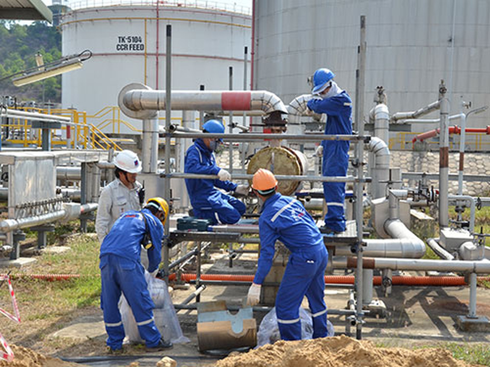 C&ocirc;ng nh&acirc;n đang bảo dưỡng định kỳ nh&agrave; m&aacute;y lọc dầu Dung Quất Ảnh: Tử Trực