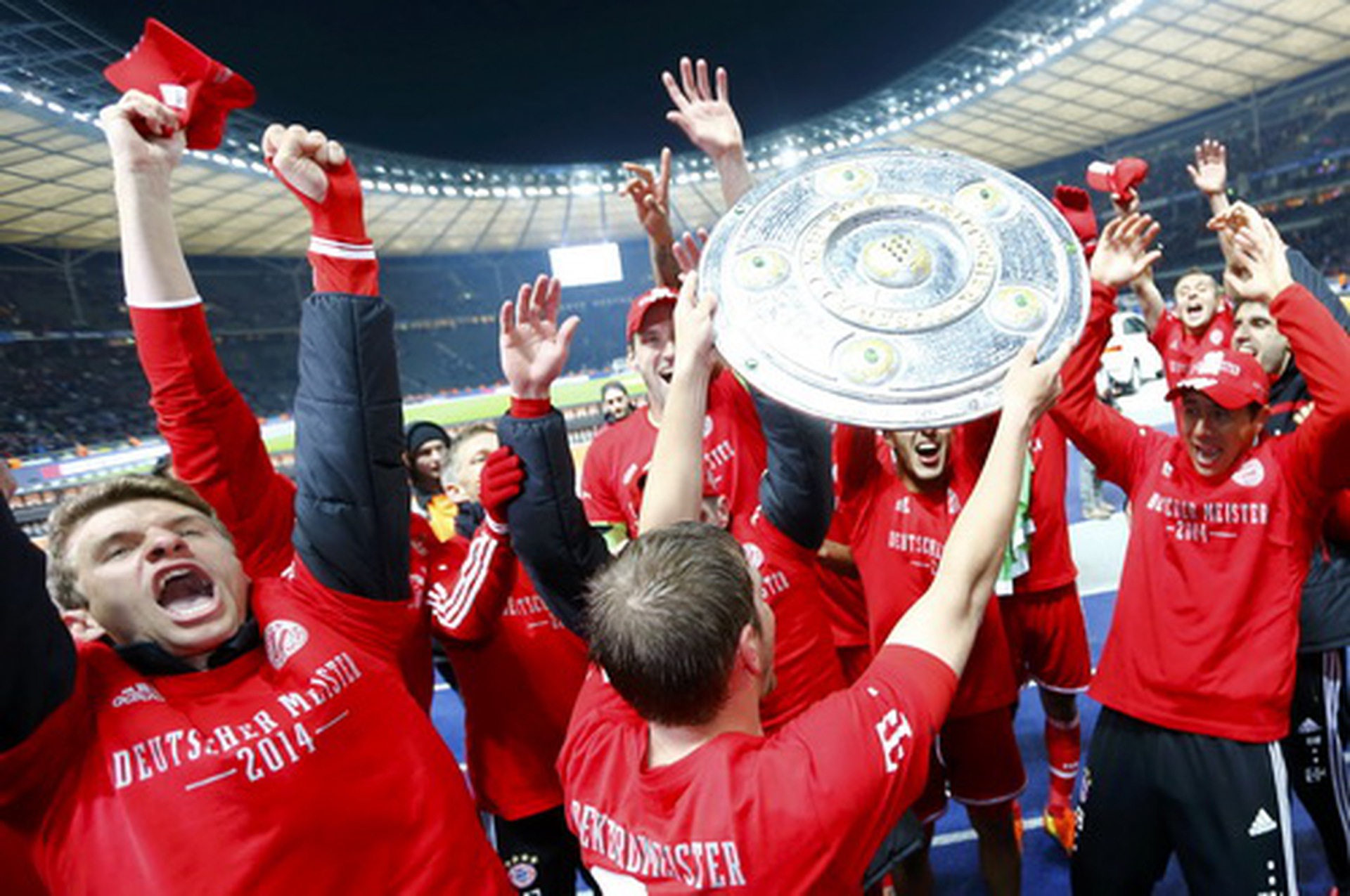 Bayern Munich hạnh ph&uacute;c với chiếc c&uacute;p m&ocirc; h&igrave;nh