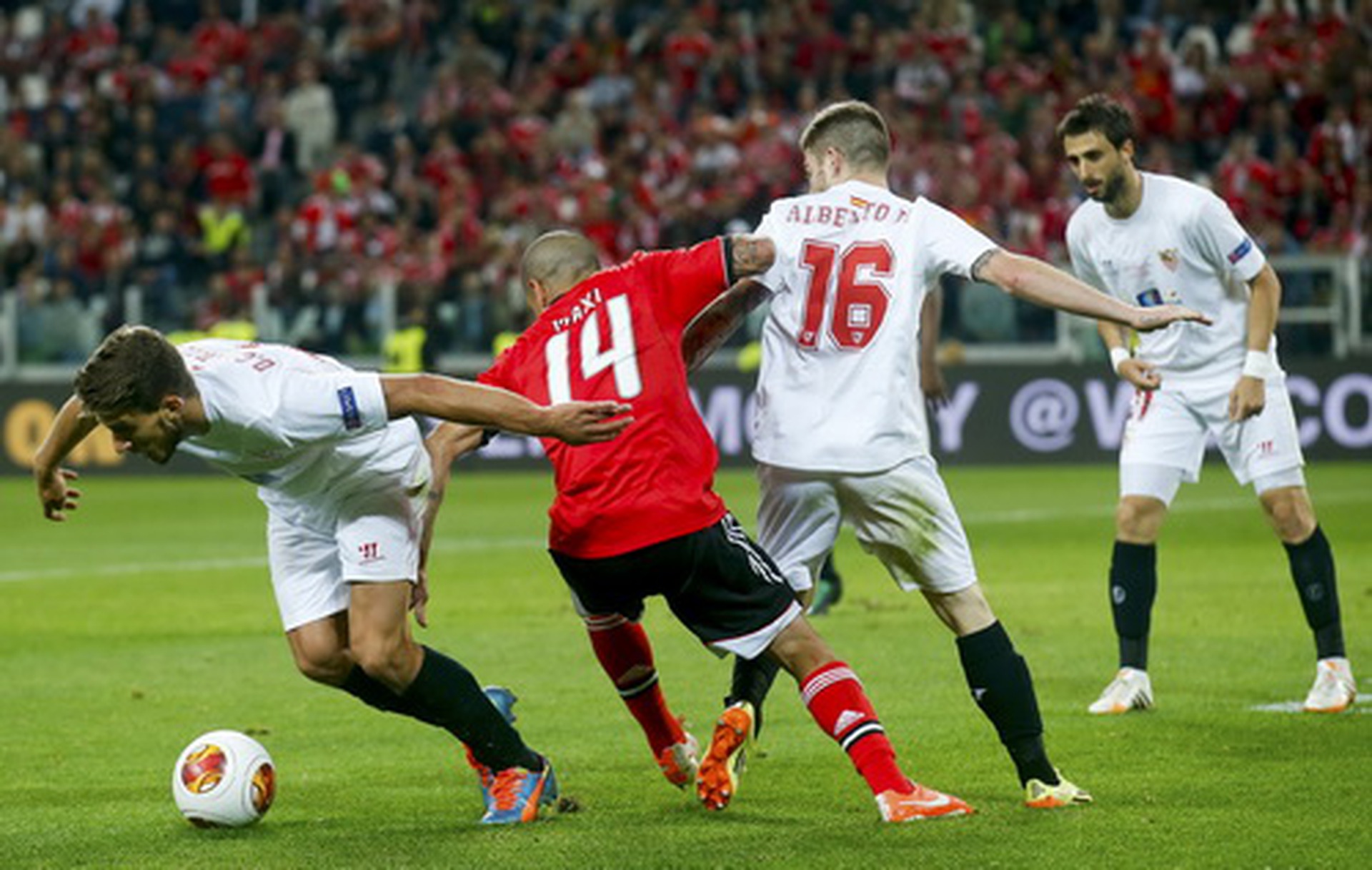 H&agrave;ng ph&ograve;ng ngự Sevilla (&aacute;o trắng) v&ocirc; hiệu h&oacute;a c&aacute;c ch&acirc;n s&uacute;t Benfica