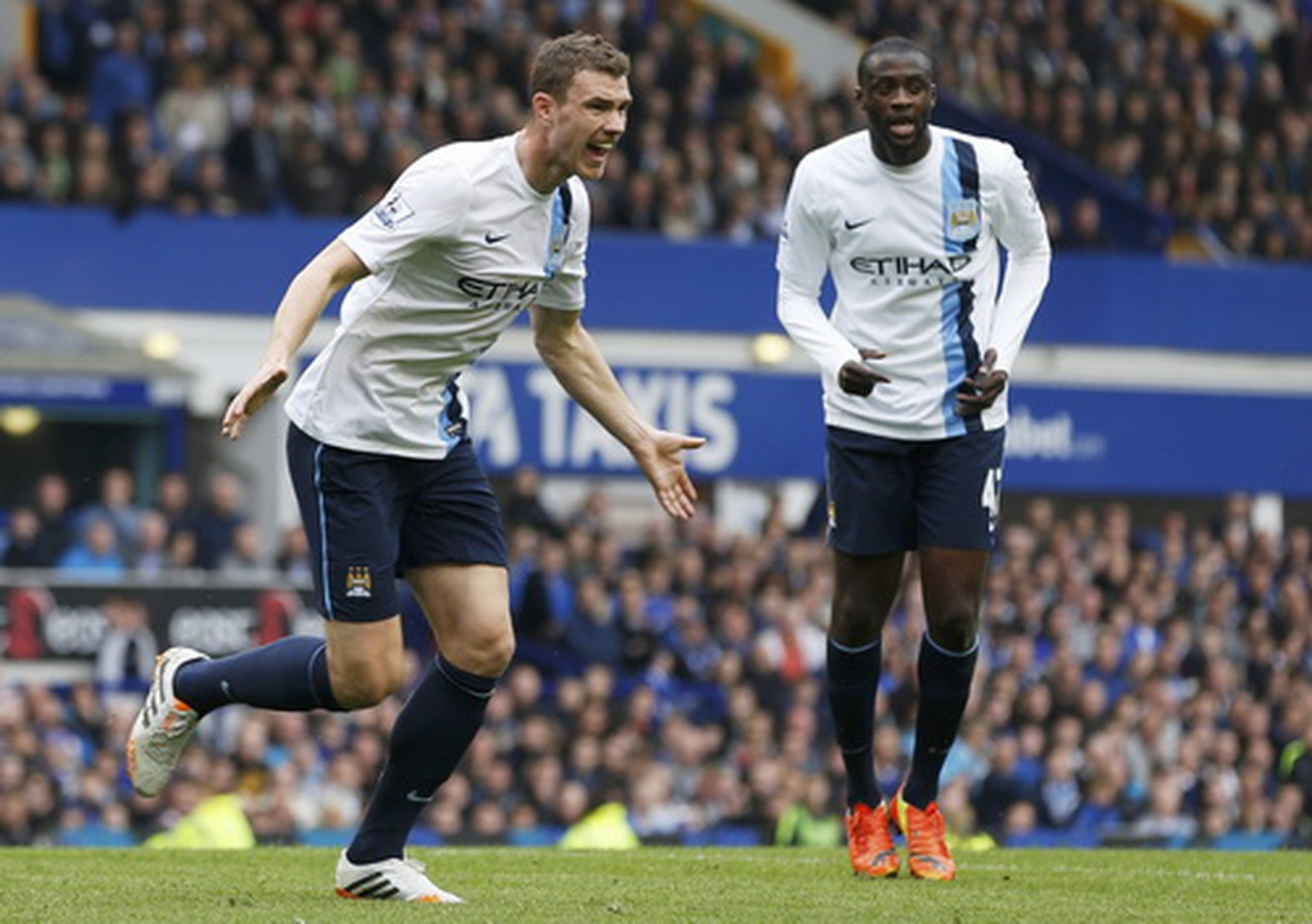 Yaya Toure g&oacute;p c&ocirc;ng trong b&agrave;n thắng thứ ba của Dzeko