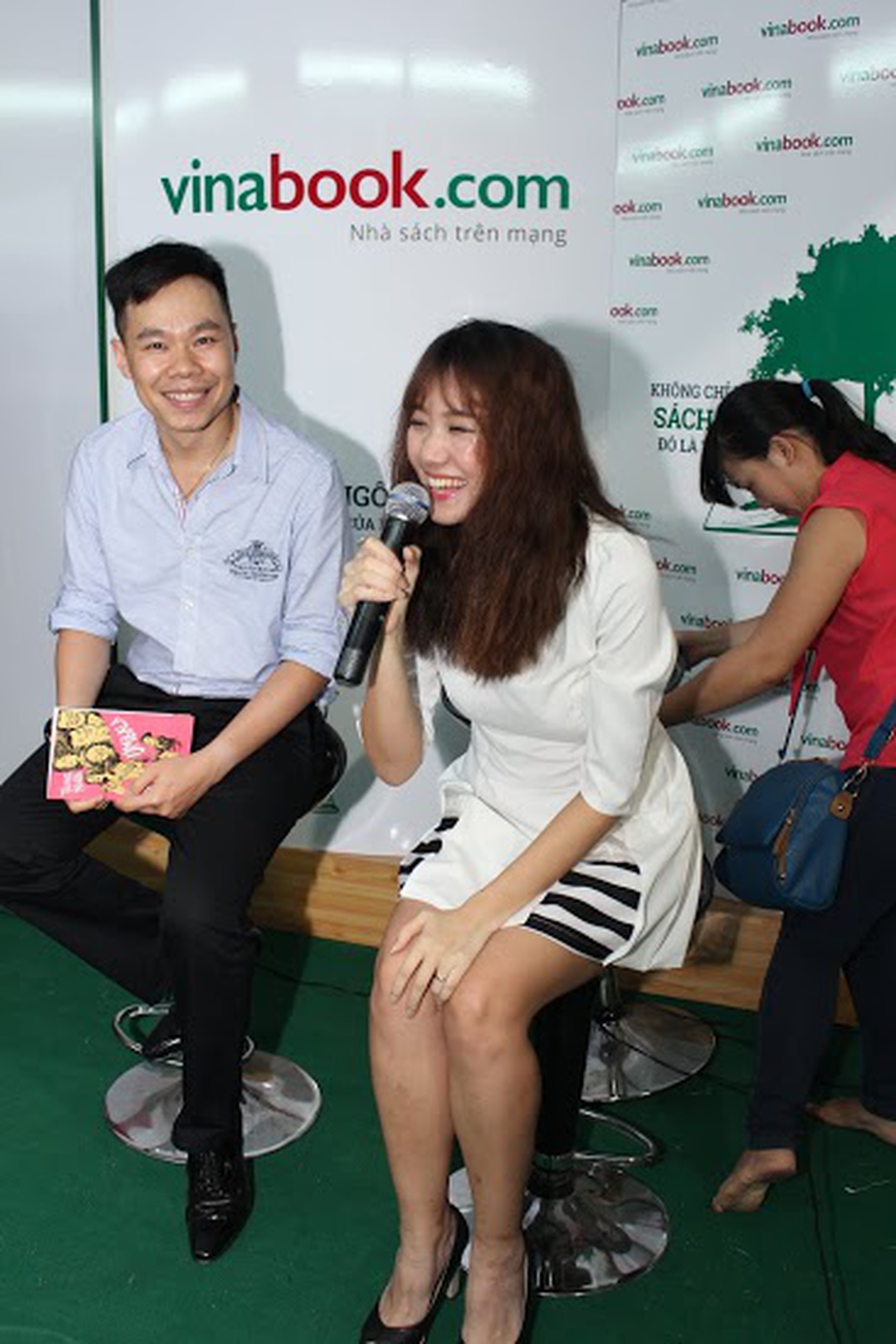 Cuộc &nbsp;giao lưu với Hari Won cũng kh&ocirc;ng k&eacute;m phần s&ocirc;i động