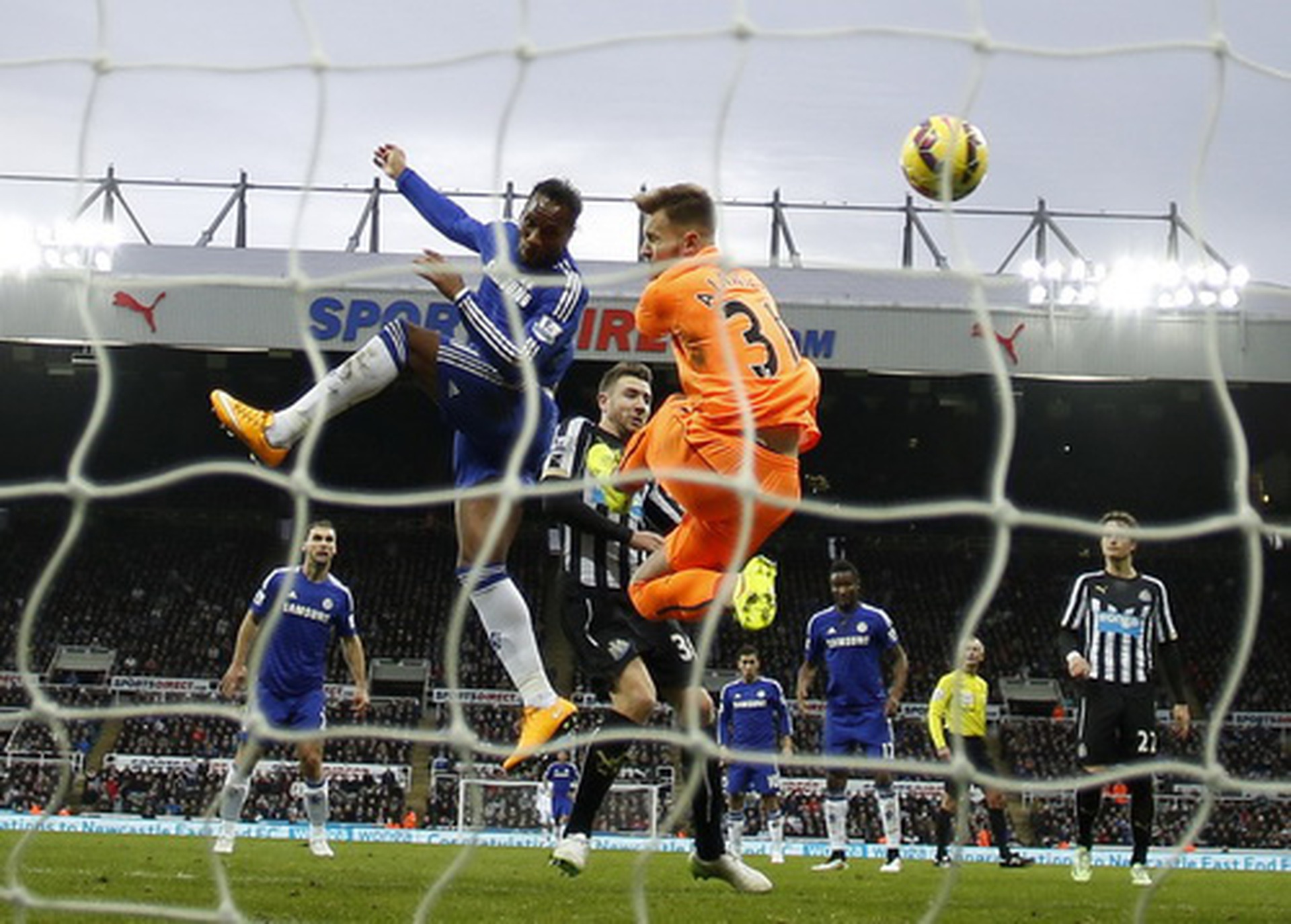 B&agrave;n gỡ của Drogba qu&aacute; muộn với Chelsea