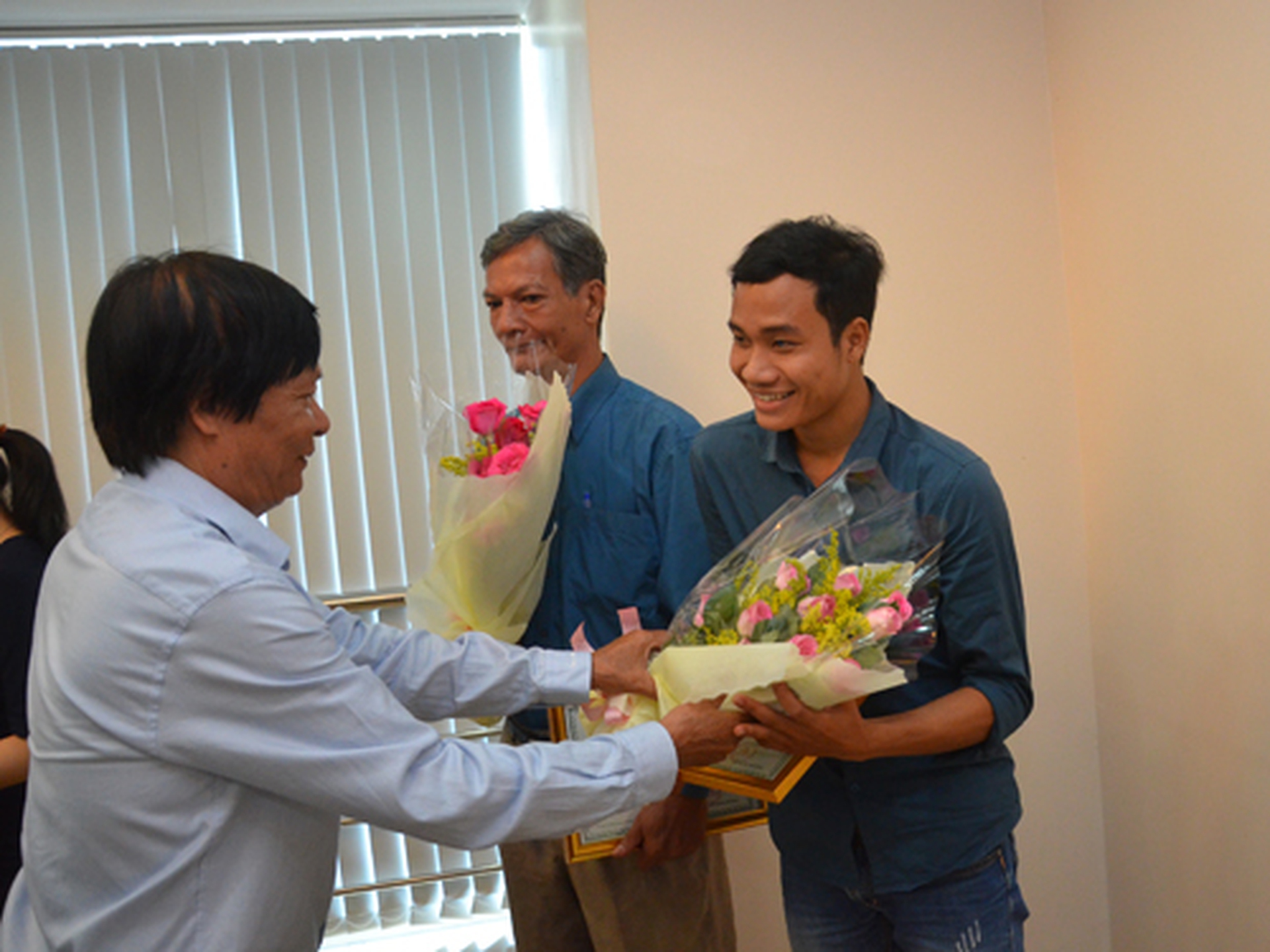 &Ocirc;ng Trương Điện Thắng v&agrave; t&aacute;c giả Quang Vinh (Trần Thường) nhận giải