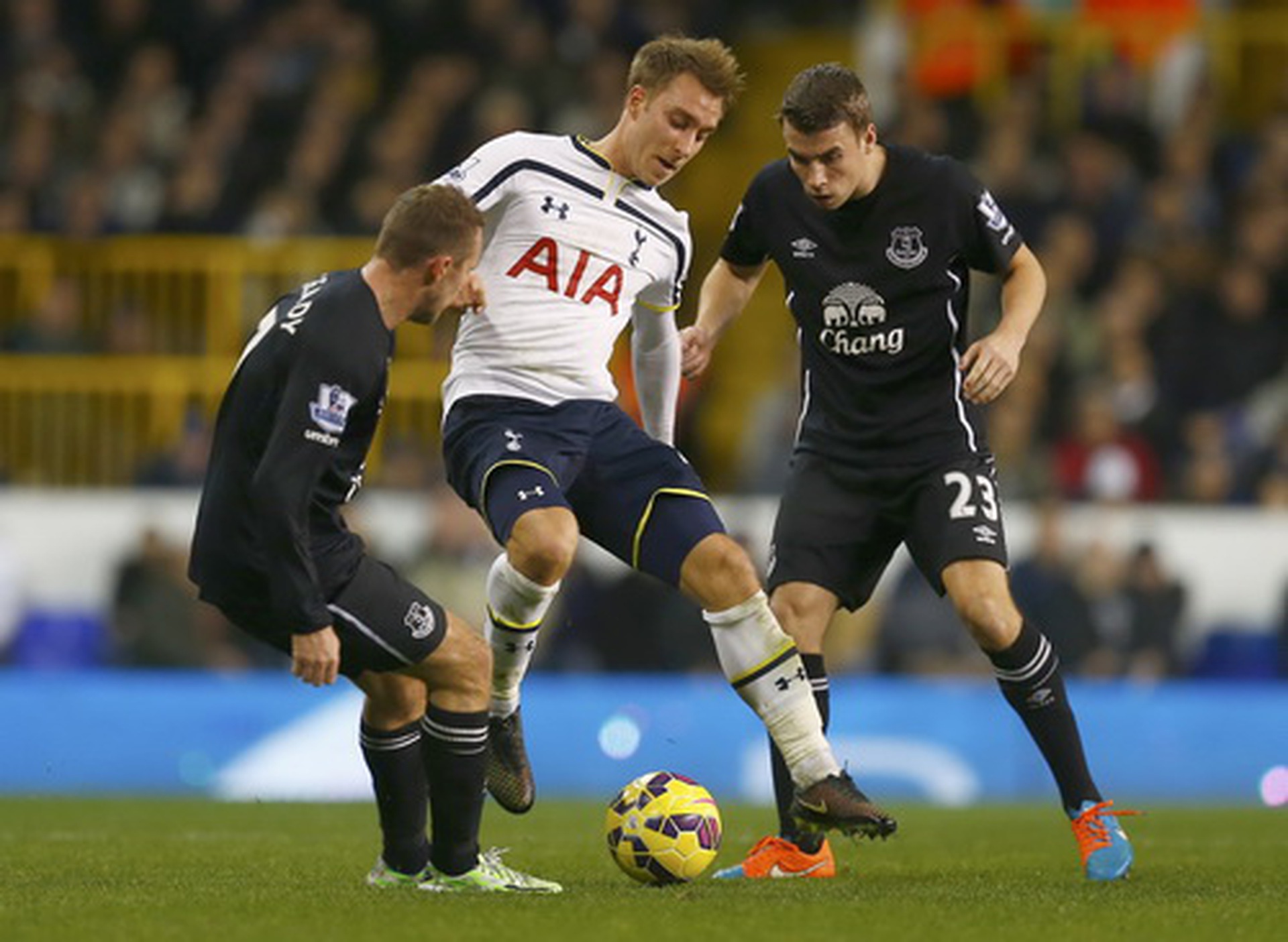Christian Eriksen (giữa) ghi b&agrave;n cho Tottenham