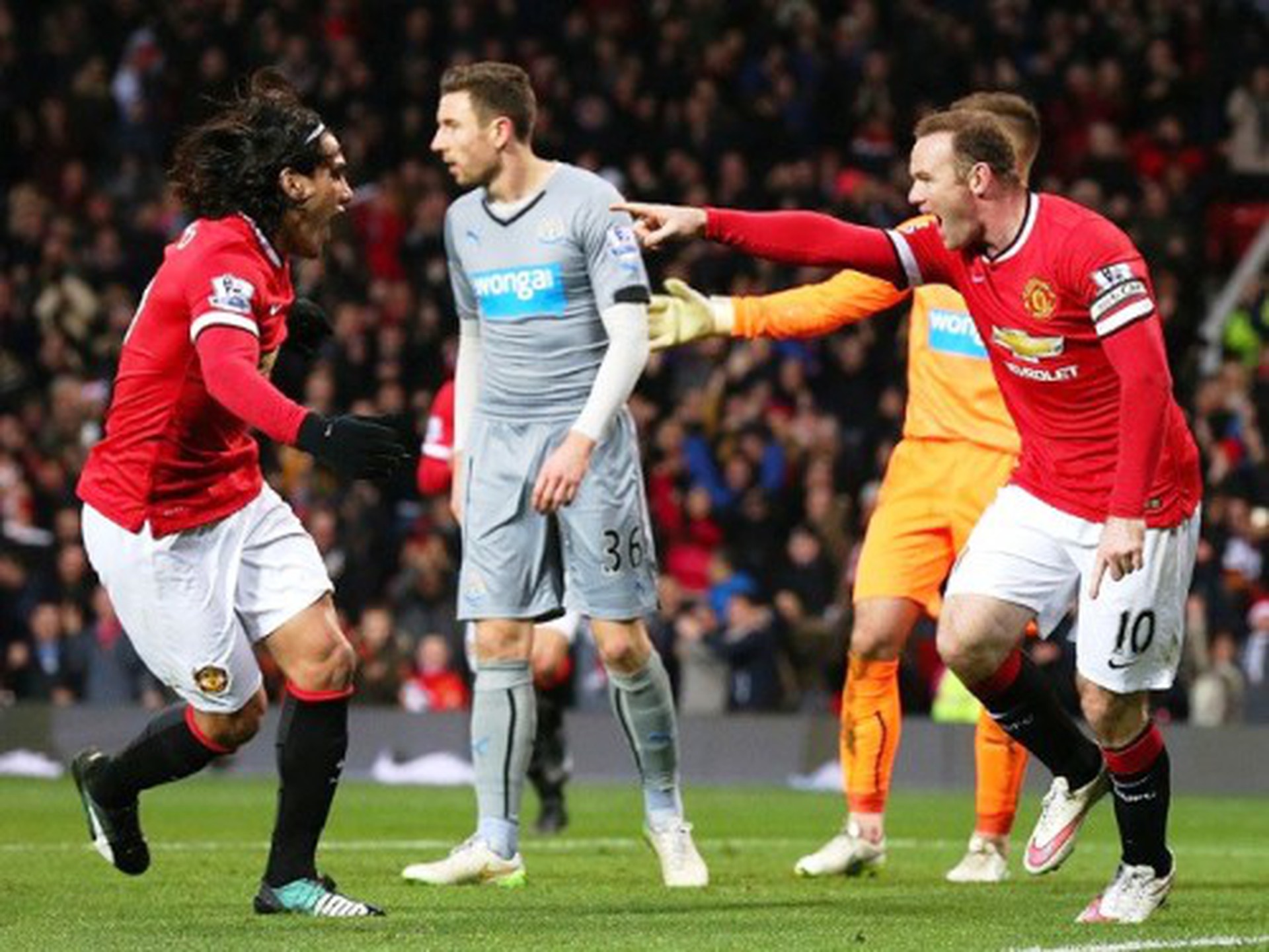 Falcao chấp nhận l&agrave;m nền cho chiến thắng của đội nh&agrave;