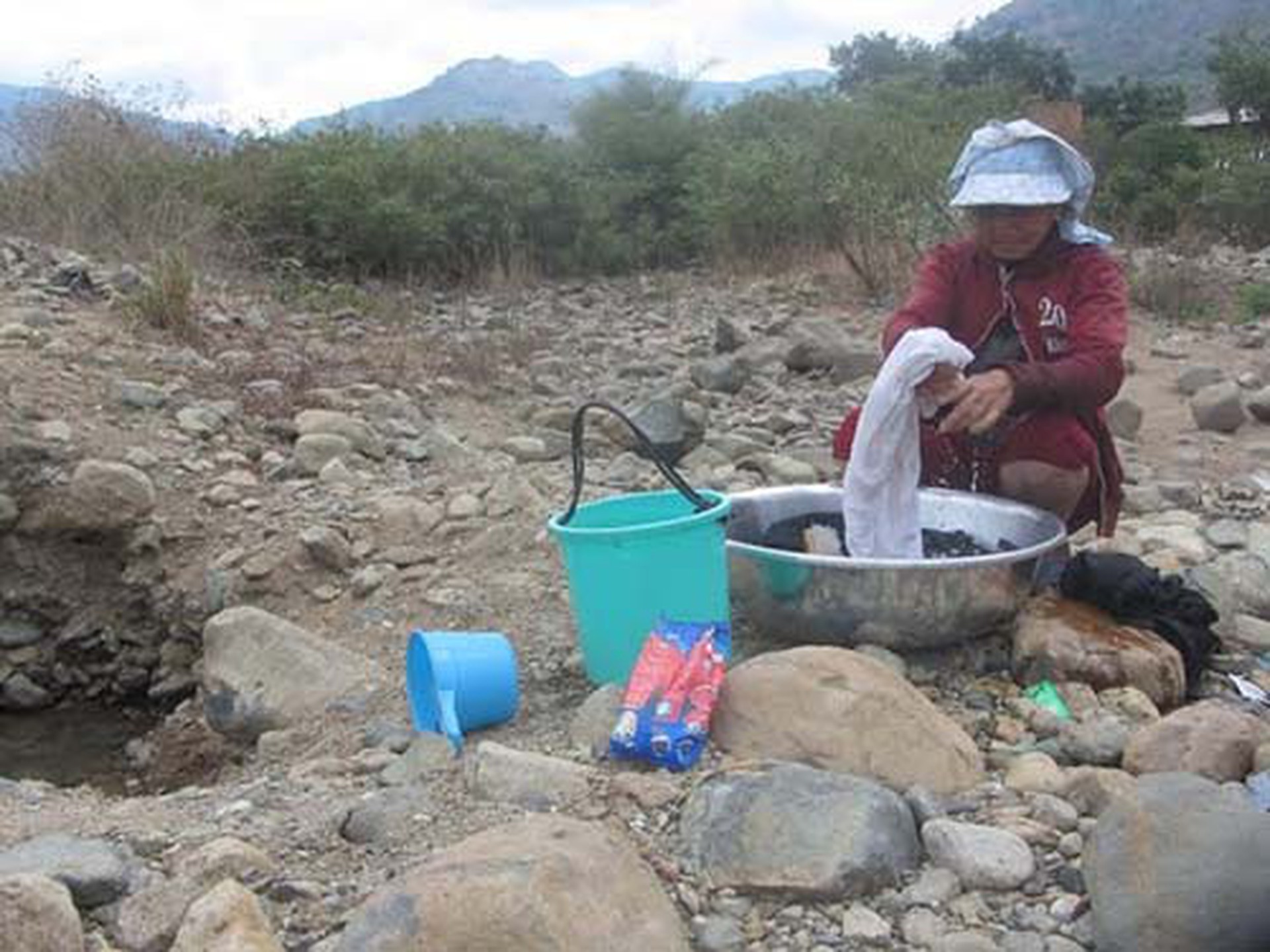 Người d&acirc;n x&atilde; H&agrave;m Cần, huyện H&agrave;m Thuận Nam, tỉnh B&igrave;nh Thuận đ&agrave;o hố dưới s&ocirc;ng v&eacute;t từng ca nước Ảnh: Bạch Long