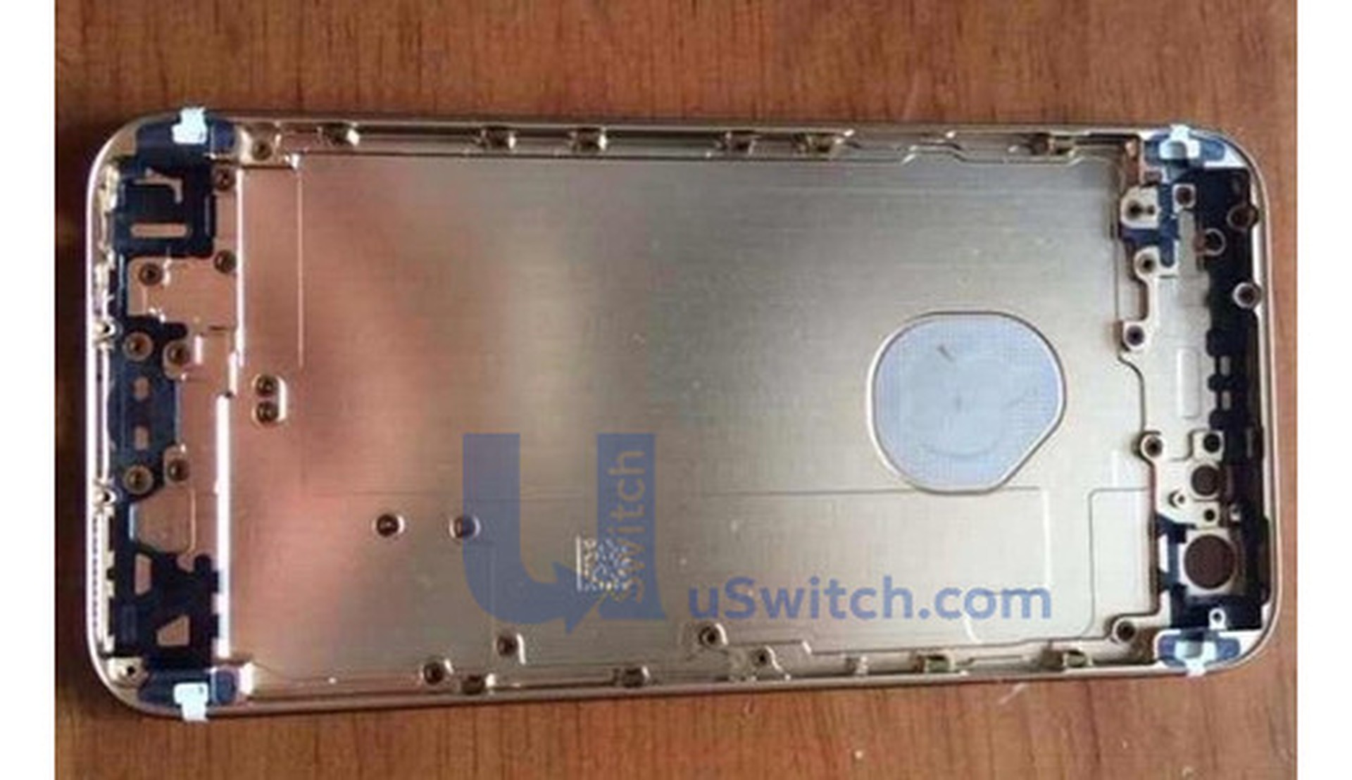 Theo thiết kế r&ograve; rỉ vỏ mặt sau của iPhone 6 cho thấy logo t&aacute;o  khuyết kh&ocirc;ng liền khối, điều n&agrave;y&nbsp; gi&uacute;p ch&uacute;ng c&oacute; thể ph&aacute;t ra c&aacute;c t&iacute;n  hiệu từ đ&egrave;n th&ocirc;ng b&aacute;o.