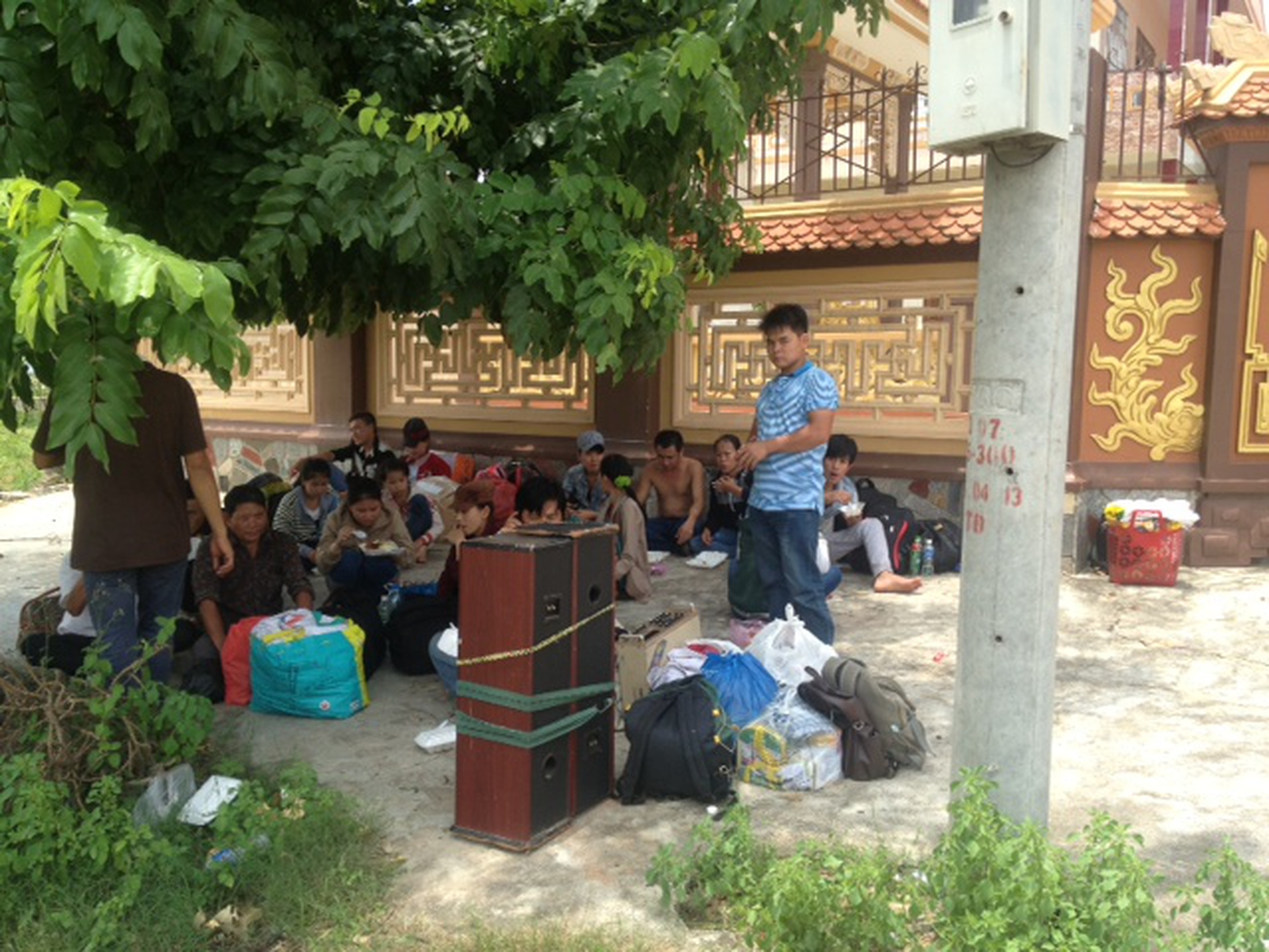 H&agrave;nh kh&aacute;ch phải vạ vật hơn 12 giờ ngo&agrave;i đường
