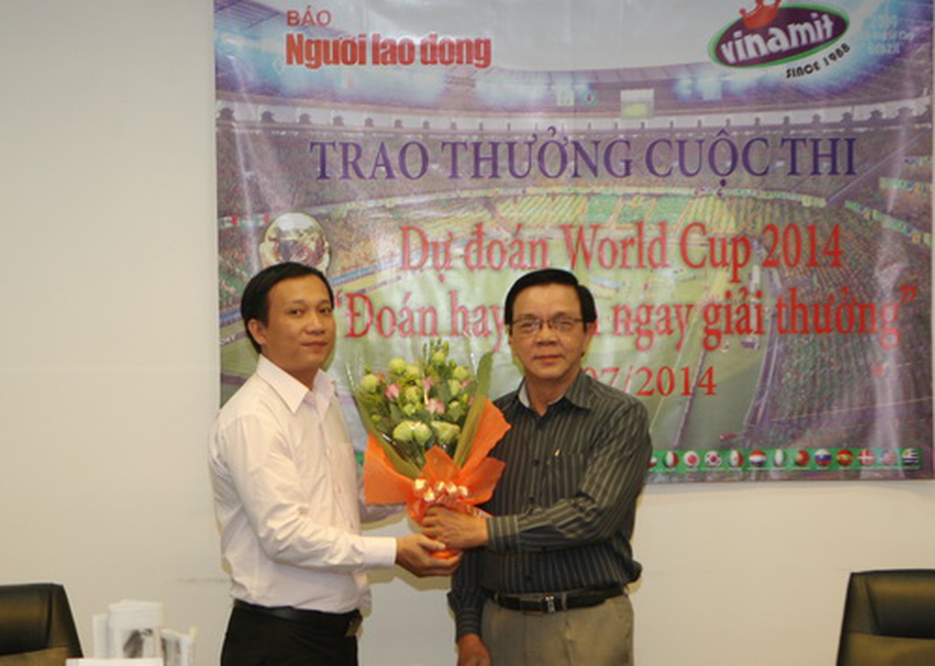 &Ocirc;ng Nguyễn Văn T&iacute;n, Ph&oacute; Tổng bi&ecirc;n tập b&aacute;o Người Lao Động (phải) tặng hoa cảm ơn đơn vị t&agrave;i trợ