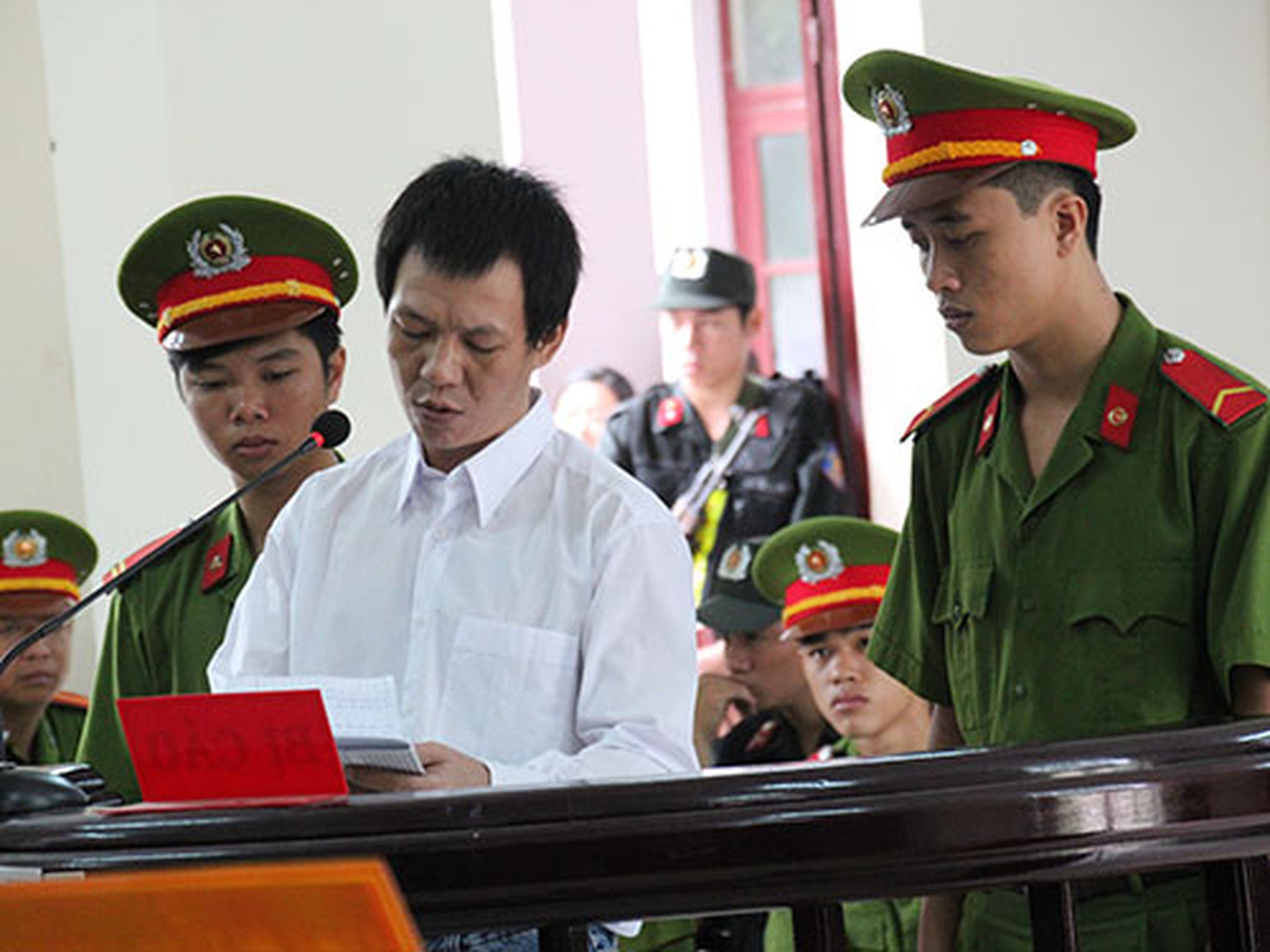 Phạm Mạnh H&ugrave;ng cầm giấy, d&otilde;ng dạc b&agrave;o chữa cho m&igrave;nh