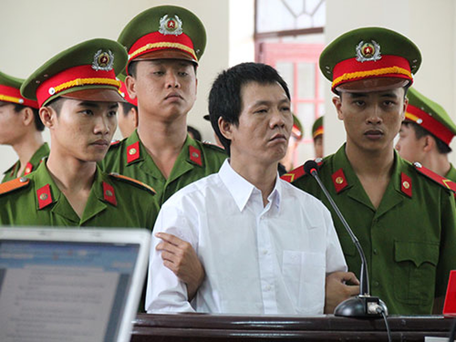 Phạm Mạnh H&ugrave;ng đứng nghe tuy&ecirc;n &aacute;n