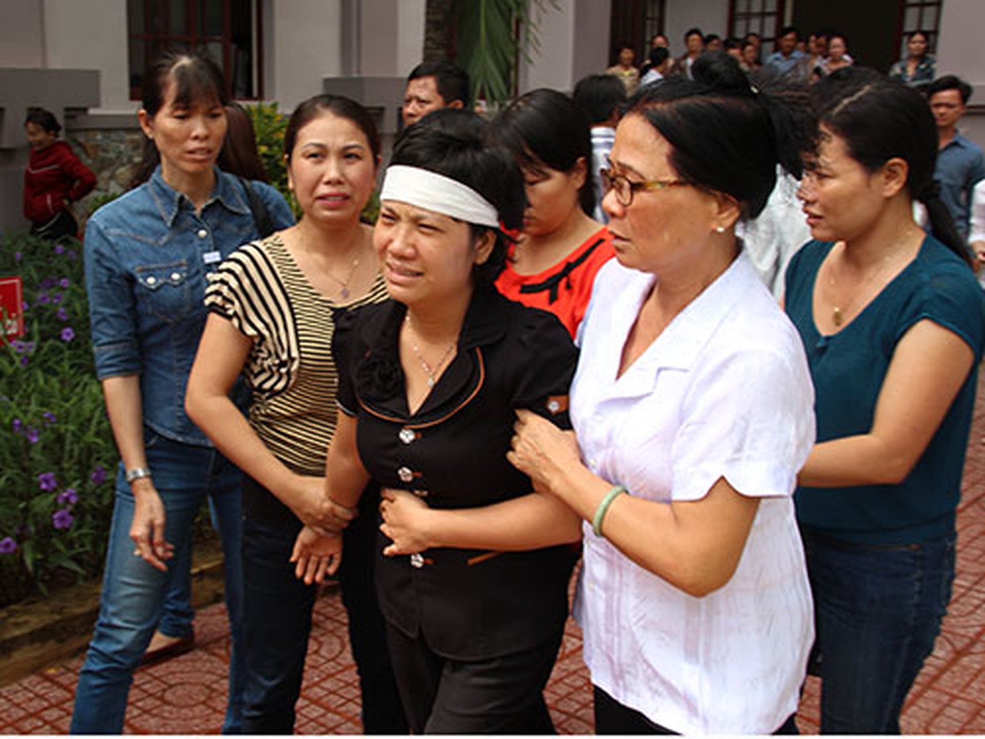 Vợ nạn nh&acirc;n kh&oacute;c nức nở sau phi&ecirc;n t&ograve;a