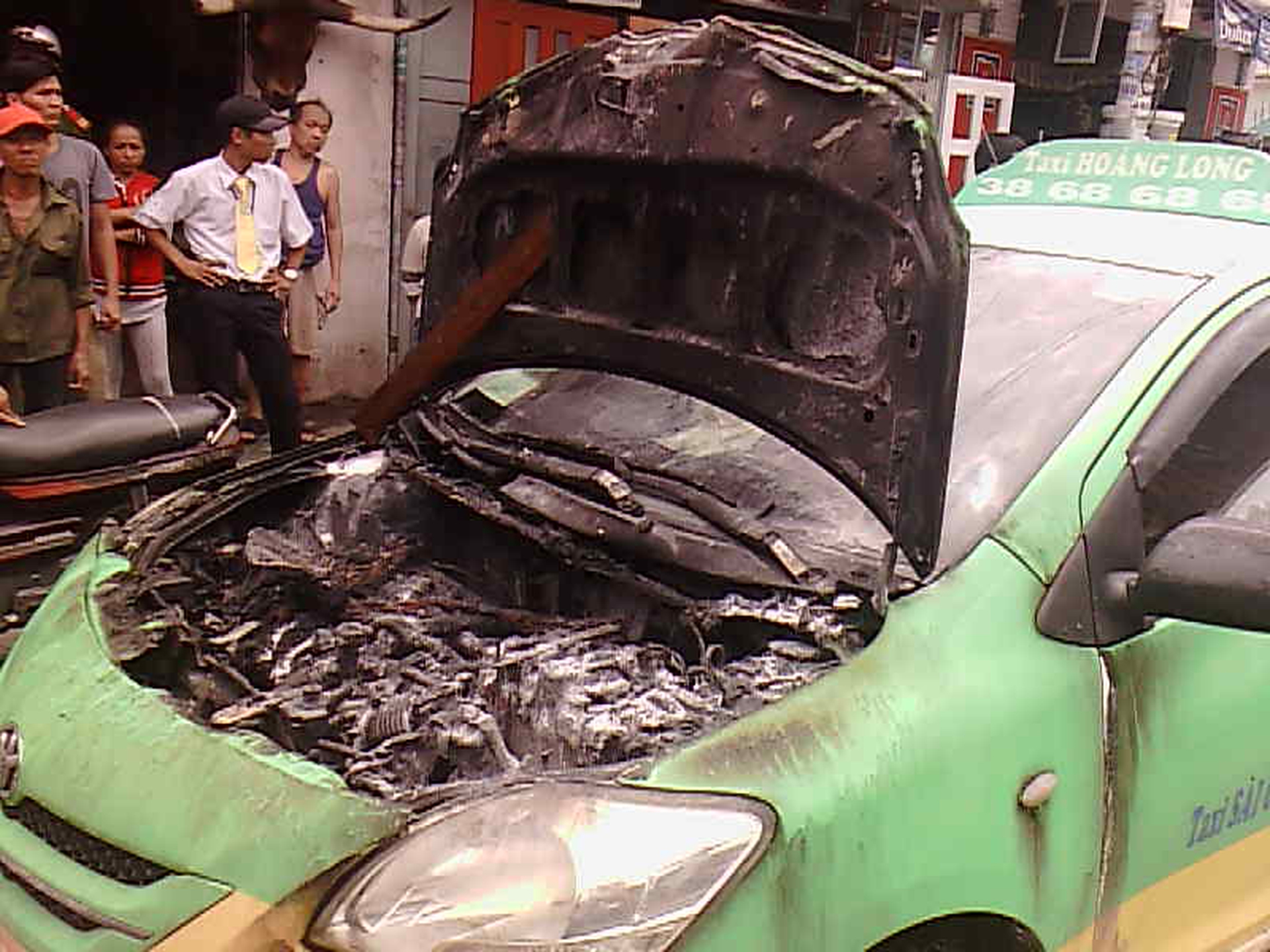Chiếc taxi bị hư hỏng phần m&aacute;y v&agrave; nội thất sau vụ ch&aacute;y