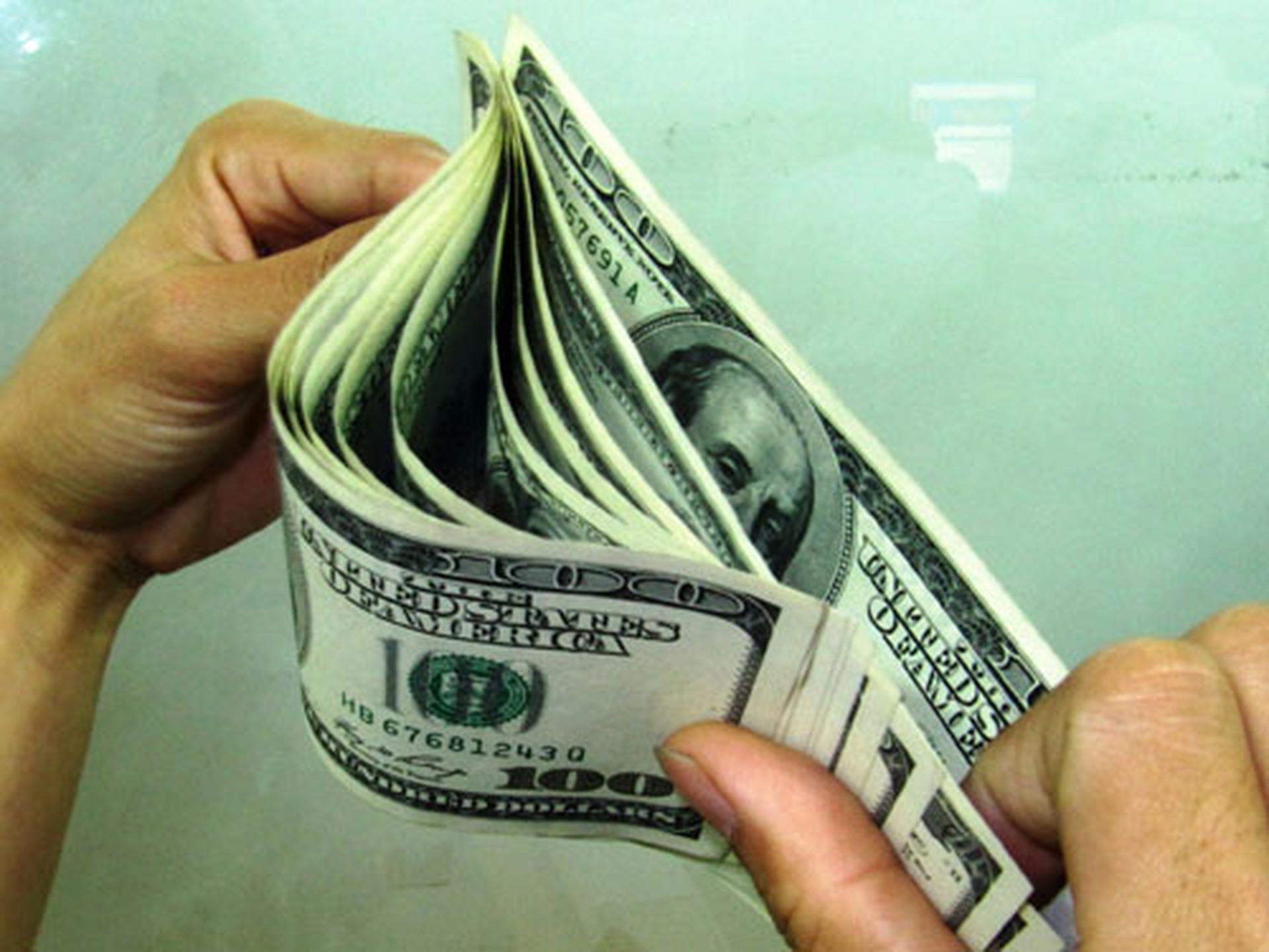 Tỉ gi&aacute; USD đụng trần nhiều ng&agrave;y qua. Ảnh: Th&aacute;i Phương